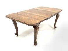 Early 20th century oak extending dining table
