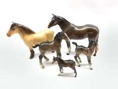 Beswick gloss horse models comprising Bay Horse and three foals and Highland Pony (5)