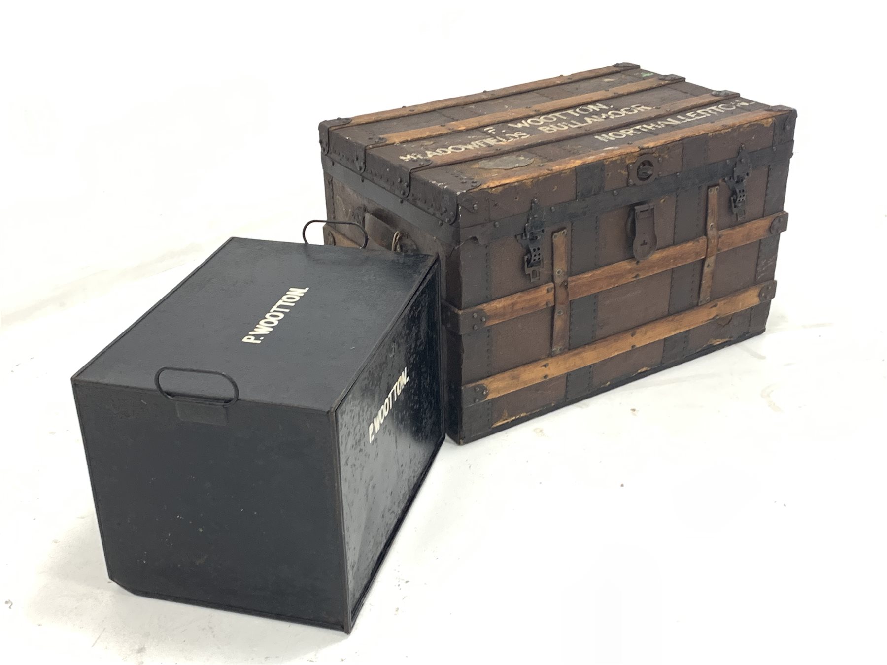 Early 20th century canvas covered and metal and wooden bound travelling trunk - Image 2 of 3
