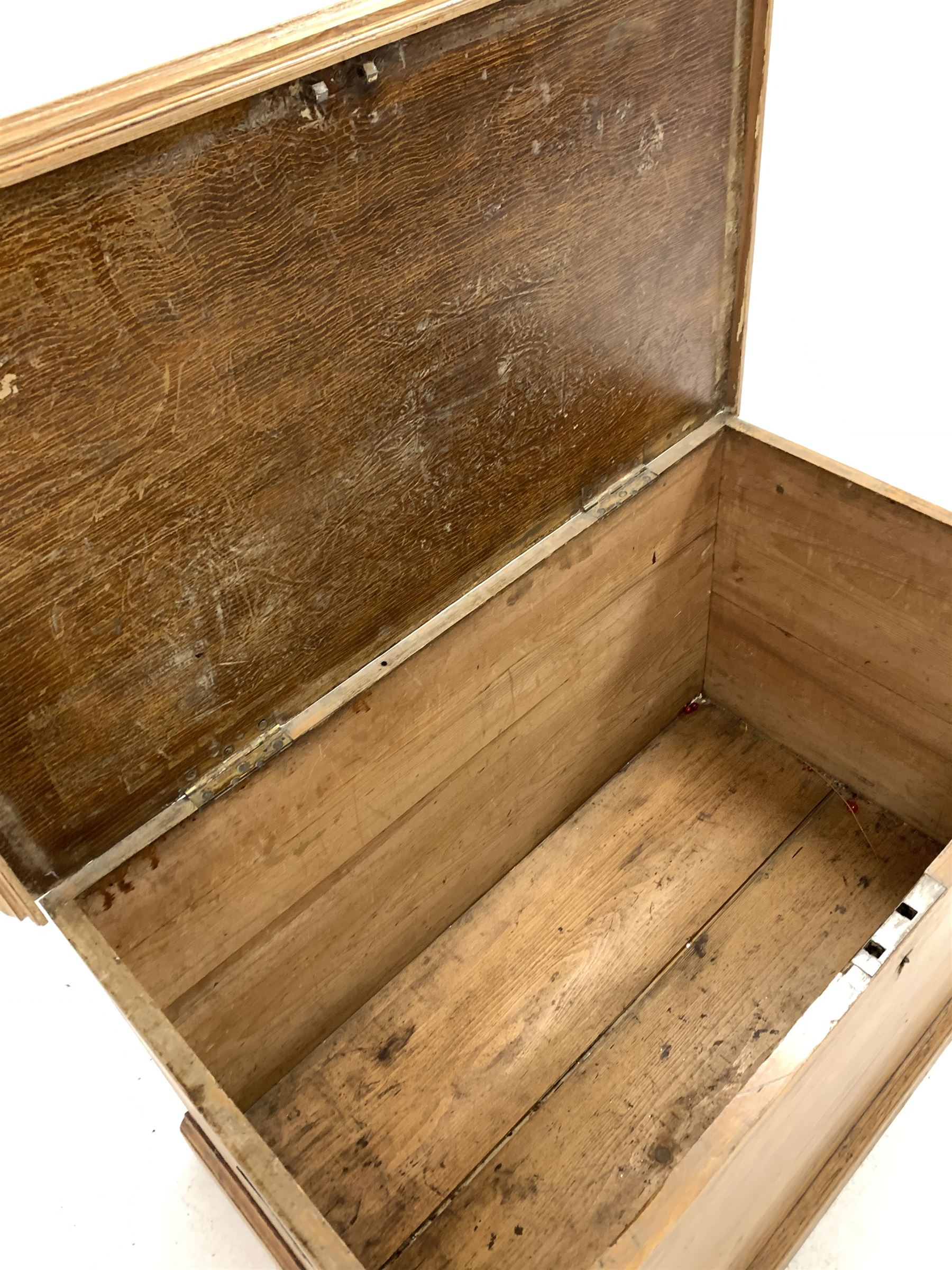 19th century pine blanket box - Image 3 of 3