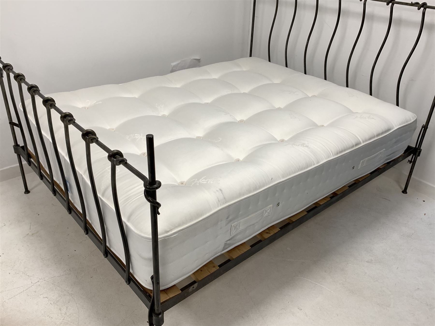 Wrought metal 5' double bed - Image 2 of 3