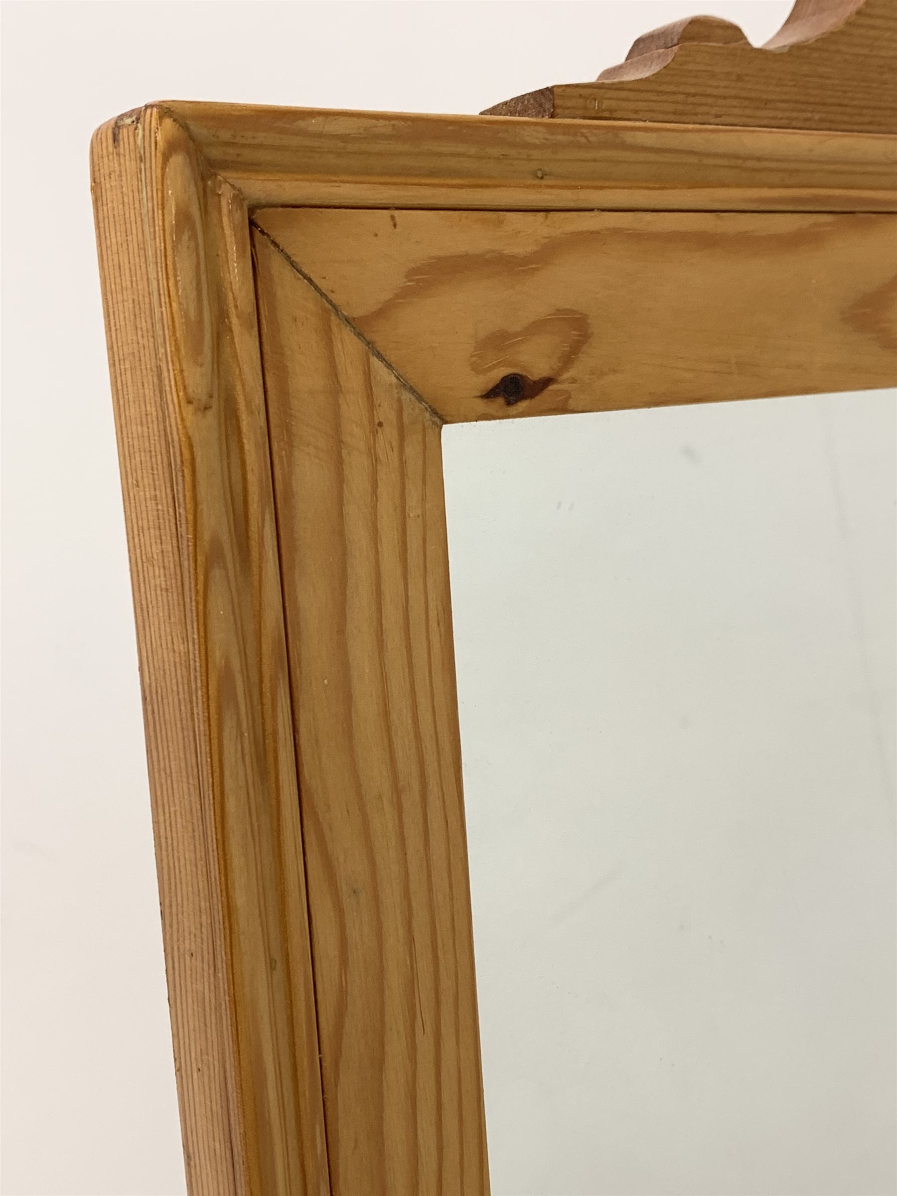 Solid pine cheval dressing mirror raised on turned uprights and sledge supports H142cm - Image 2 of 2