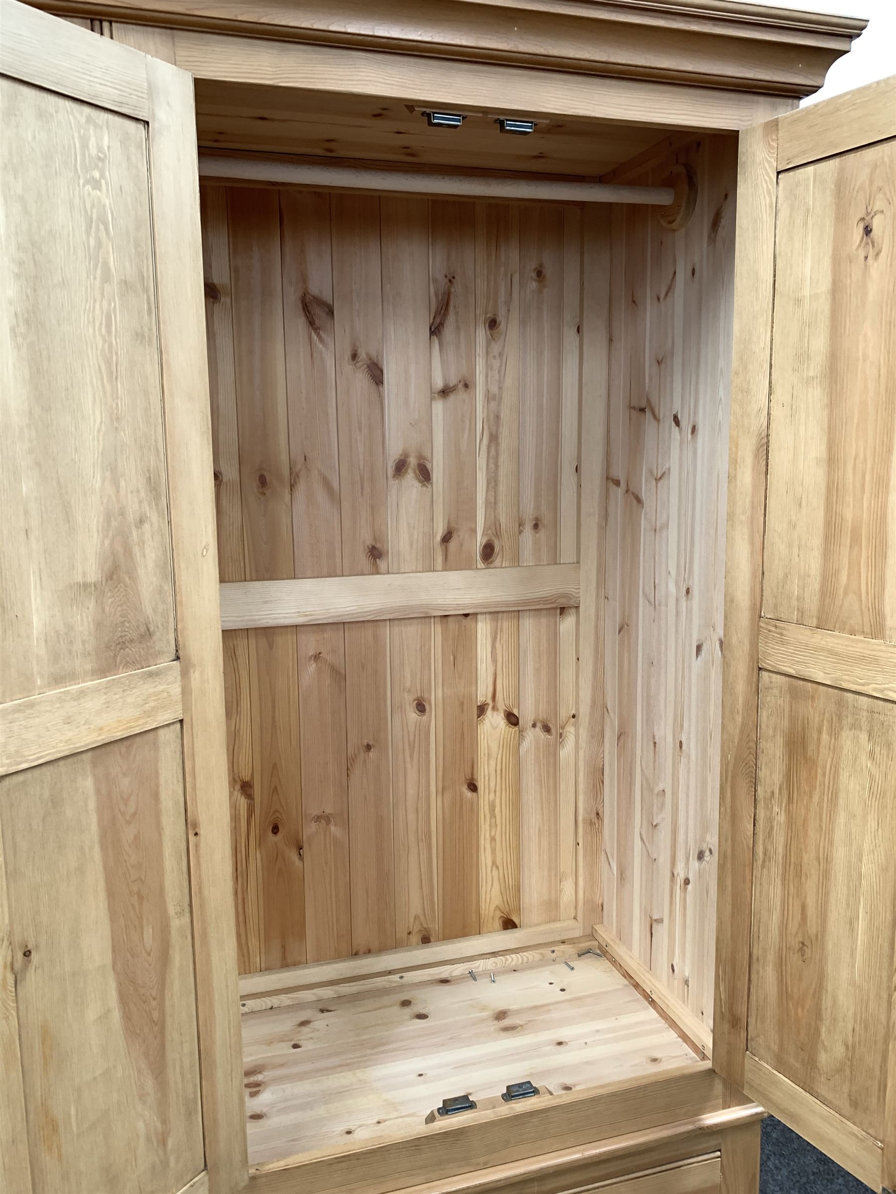 Solid pine four door wardrobe enclosing interior fitted for hanging - Image 3 of 3