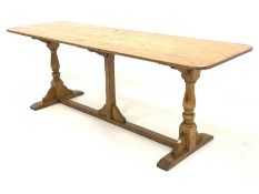 Early 20th century oak dining table