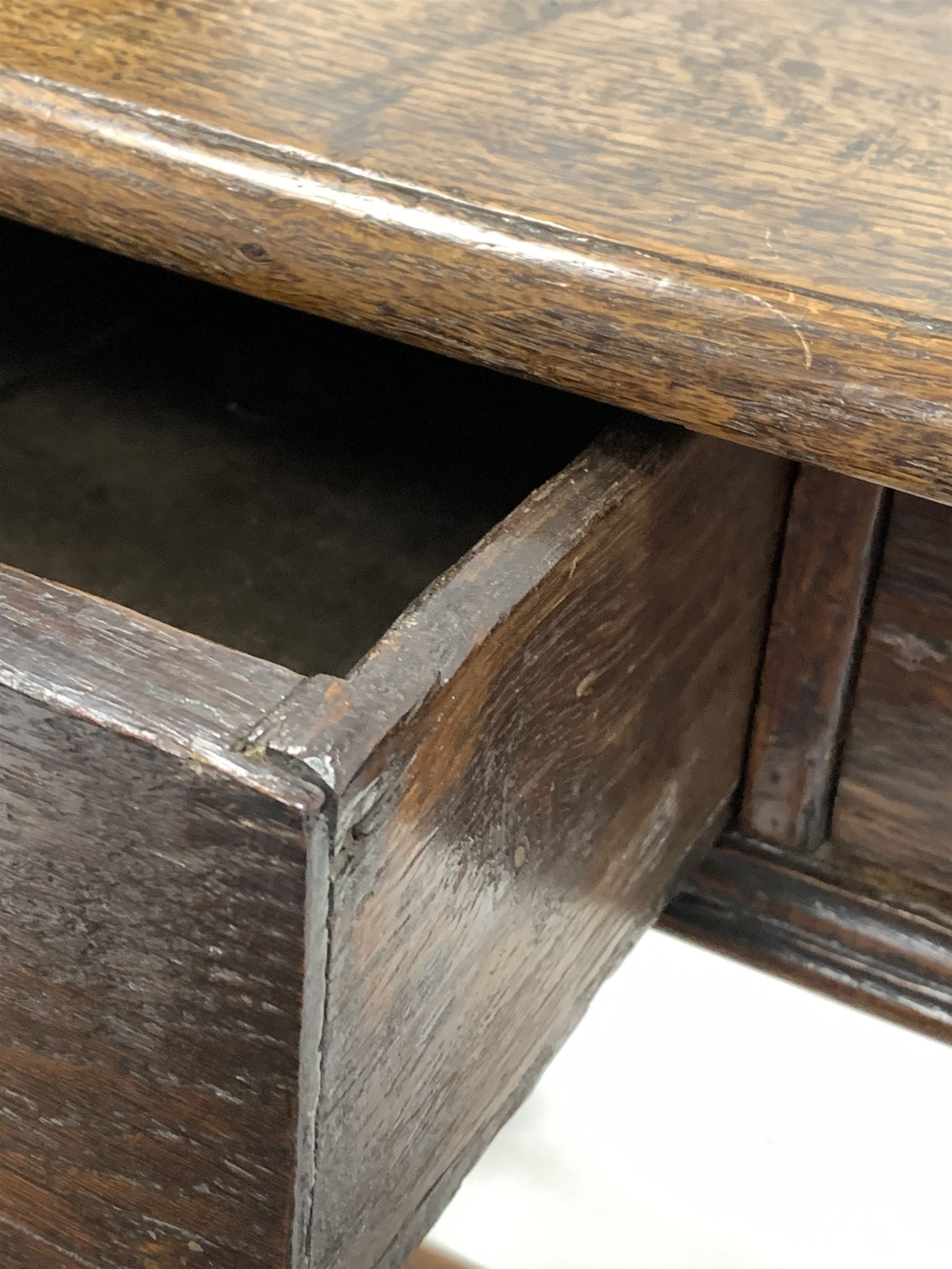18th century oak side table - Image 5 of 7