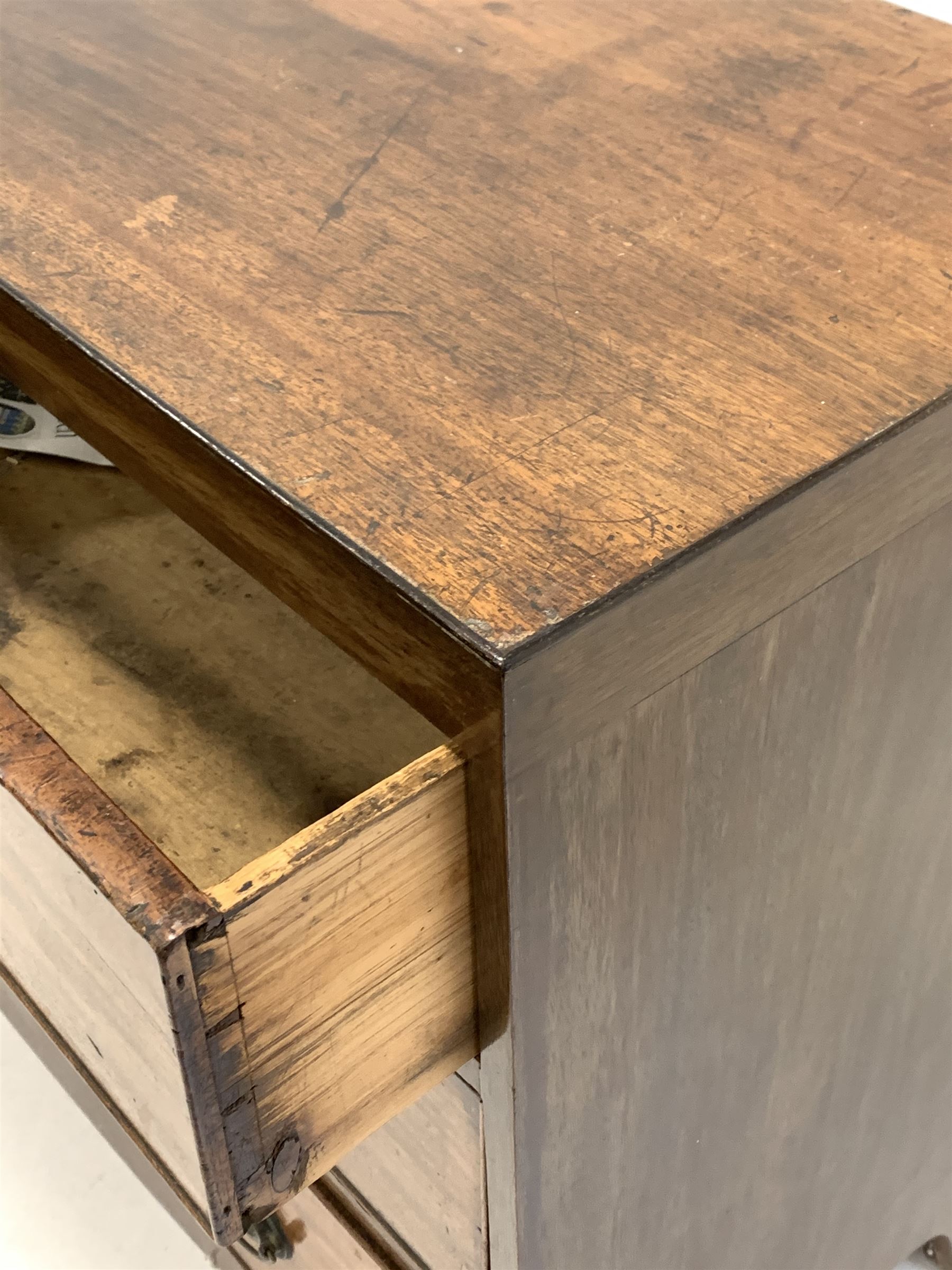 Small George III mahogany chest - Image 4 of 4