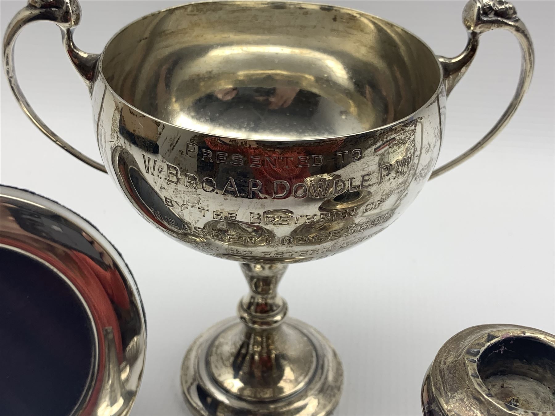 Silver two handled challenge cup with Masonic presentation inscription 'Neasden Lodge' H13cm London - Image 4 of 5