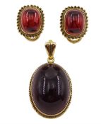 9ct gold cabochon garnet pendant