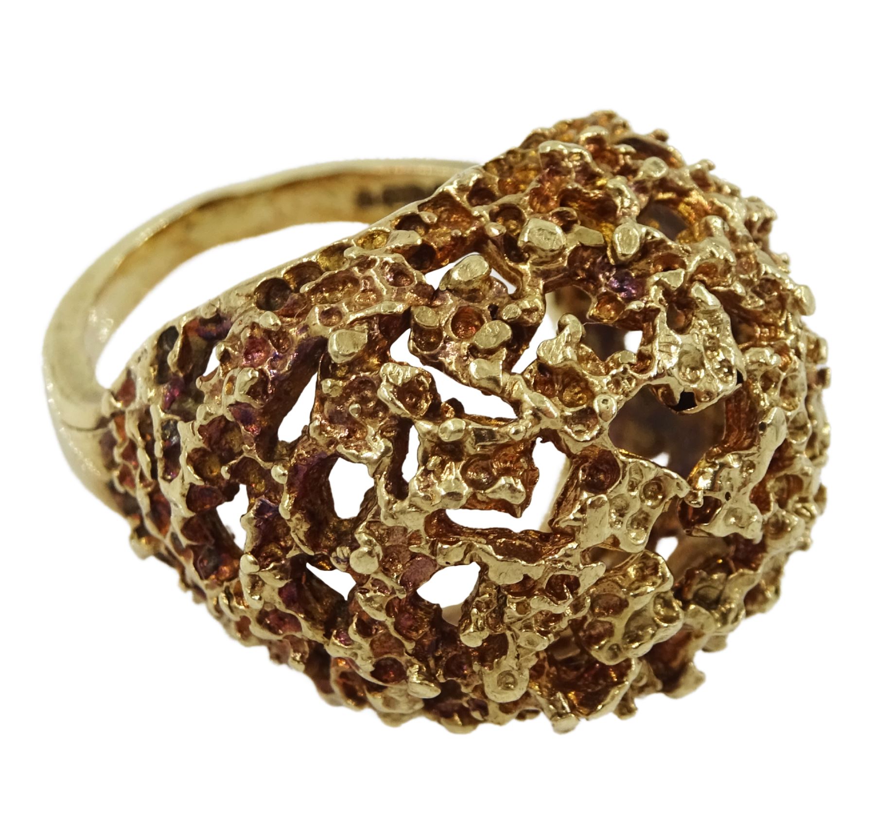 9ct gold textured open work dome shaped ring - Image 3 of 4