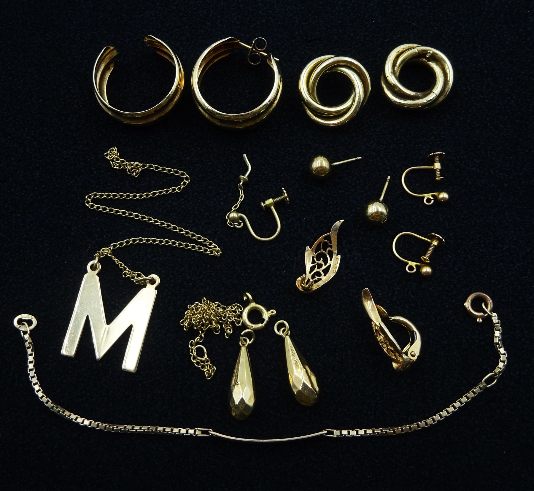 Collection of 9ct gold jewellery oddments