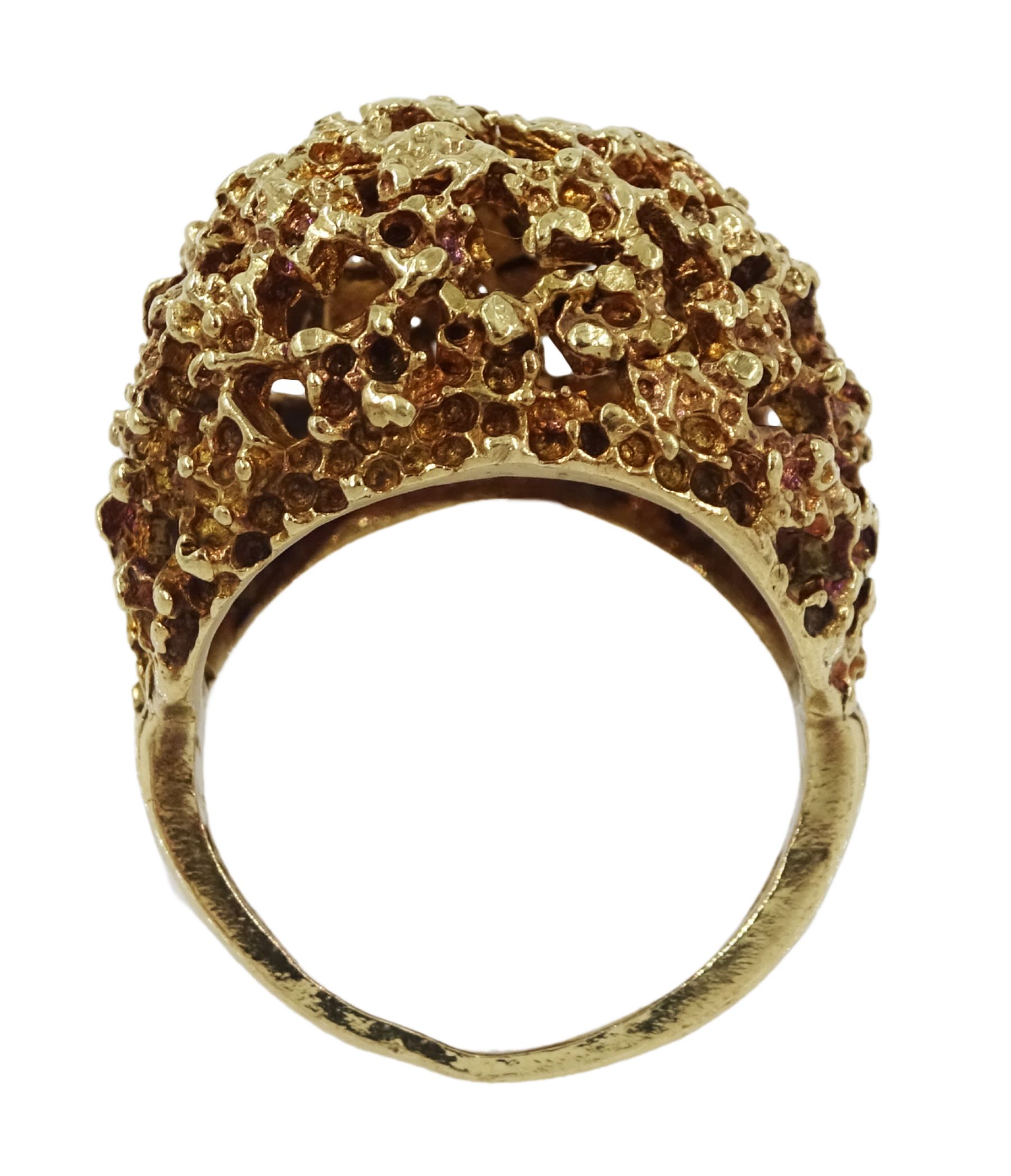 9ct gold textured open work dome shaped ring - Image 4 of 4
