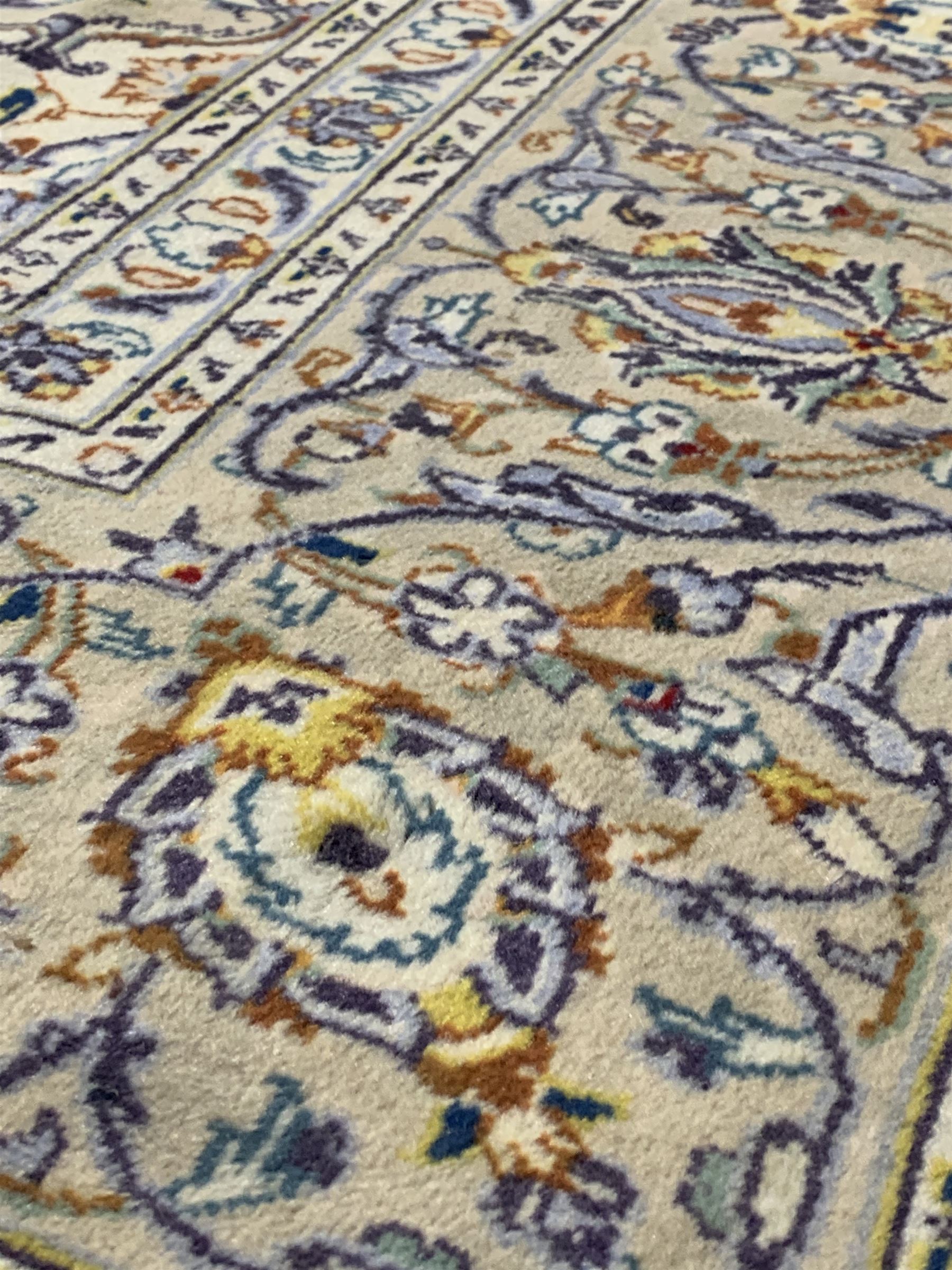 Persian Kashan hand knotted ivory ground carpet - Image 3 of 3