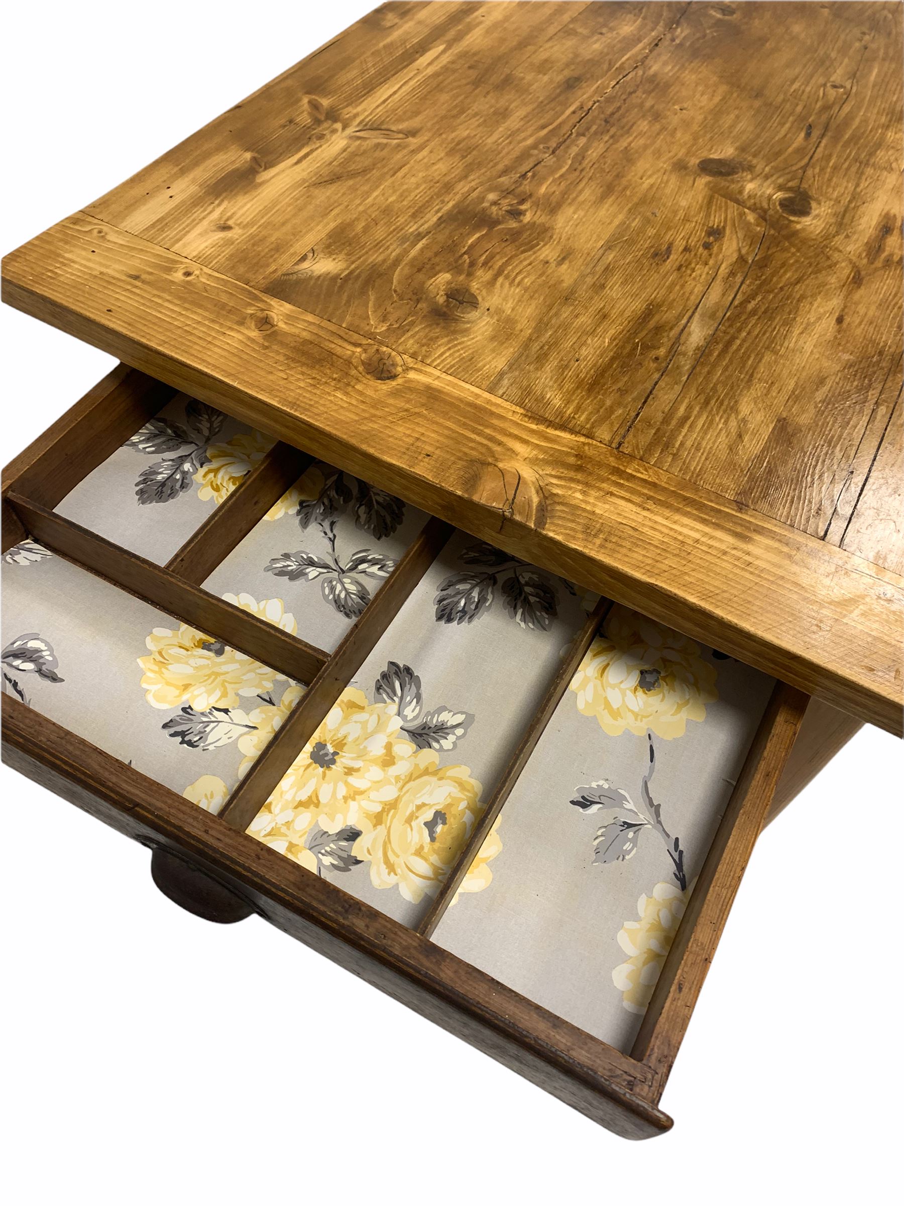 Farmhouse pine dining table - Image 3 of 4