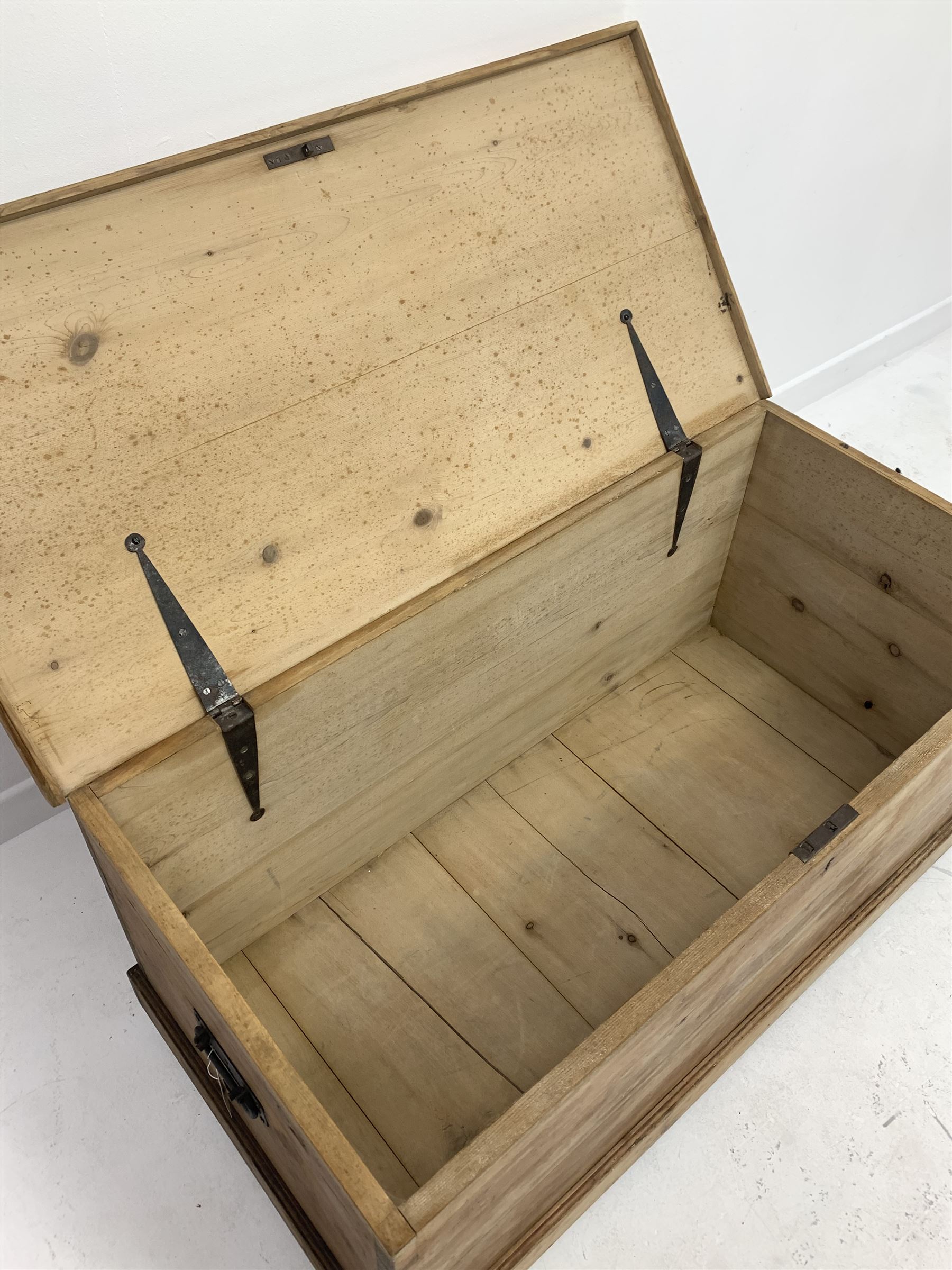 Late 19th century pine blanket box - Image 3 of 4