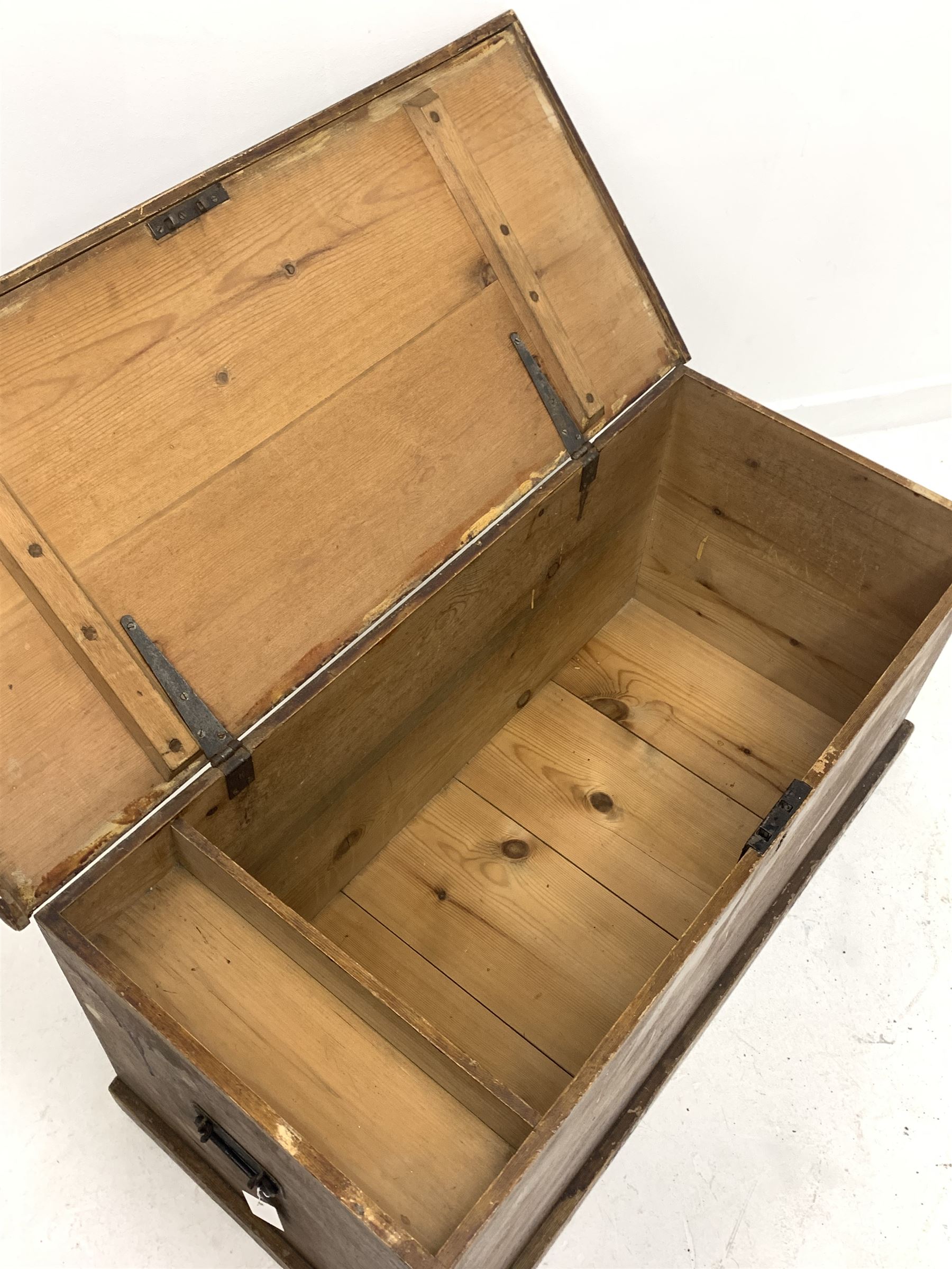 19th century scumbled pine blanket box - Image 3 of 4