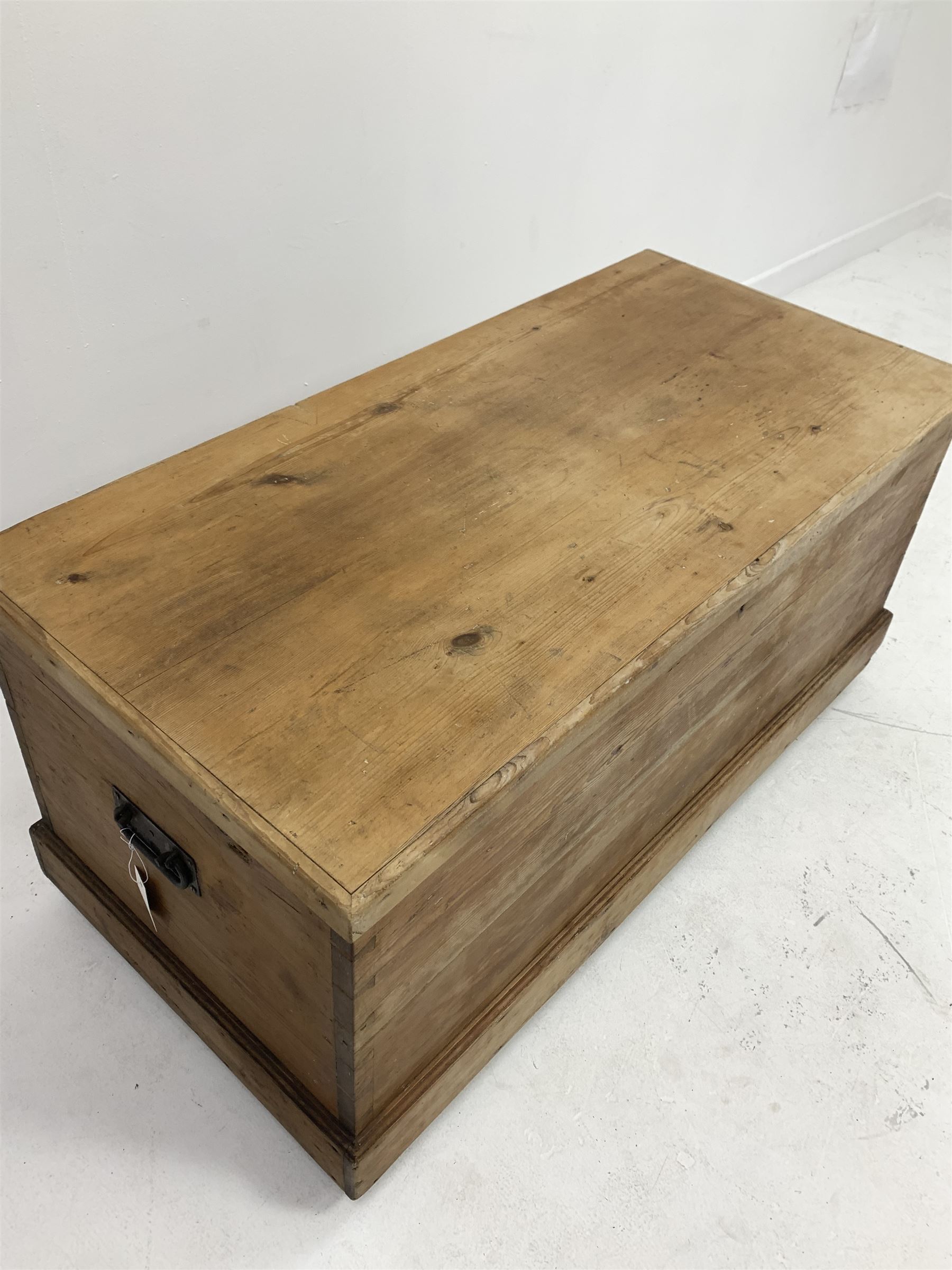 Late 19th century pine blanket box - Image 4 of 4