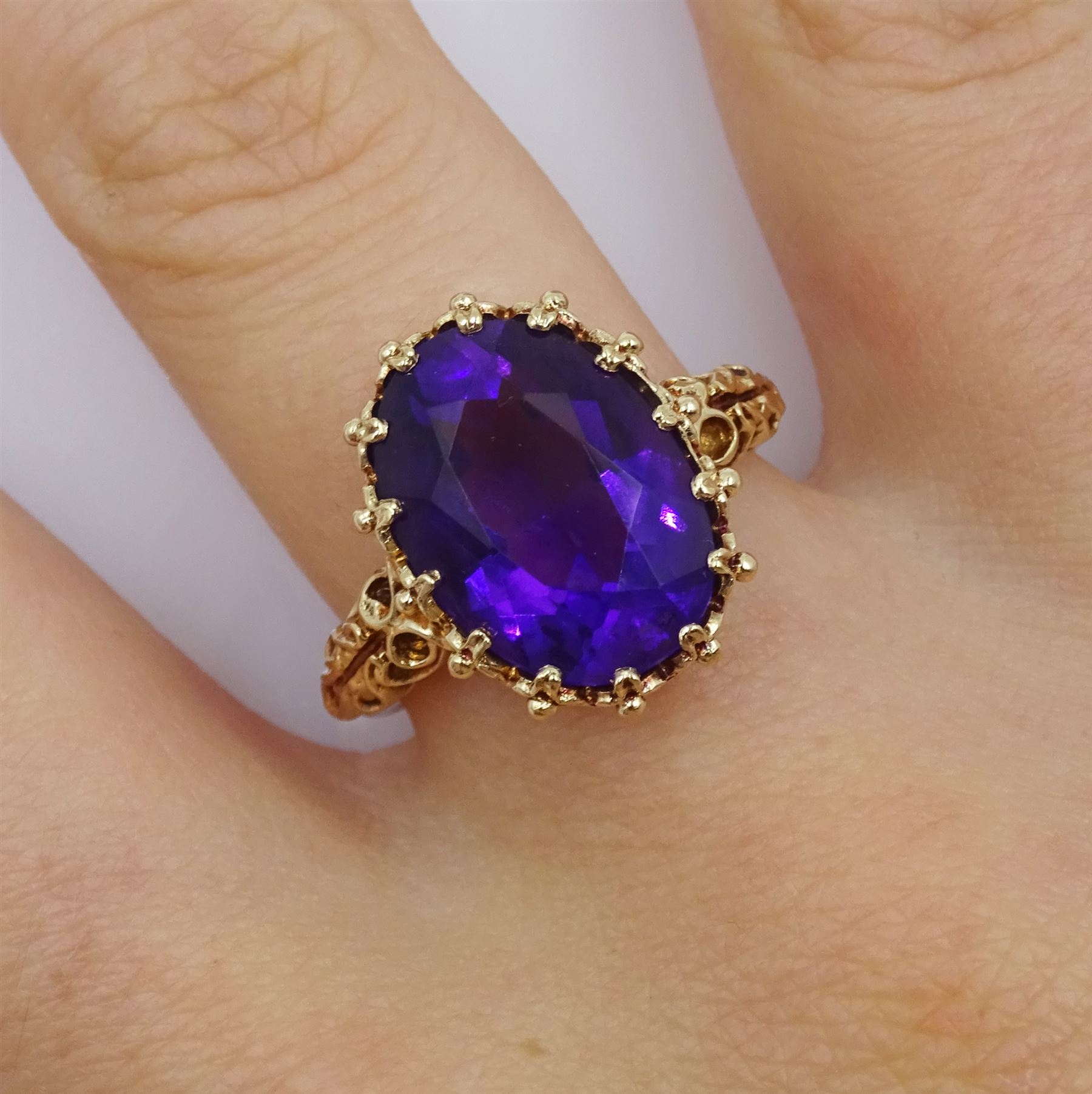 9ct gold single stone oval amethyst ring - Image 2 of 4