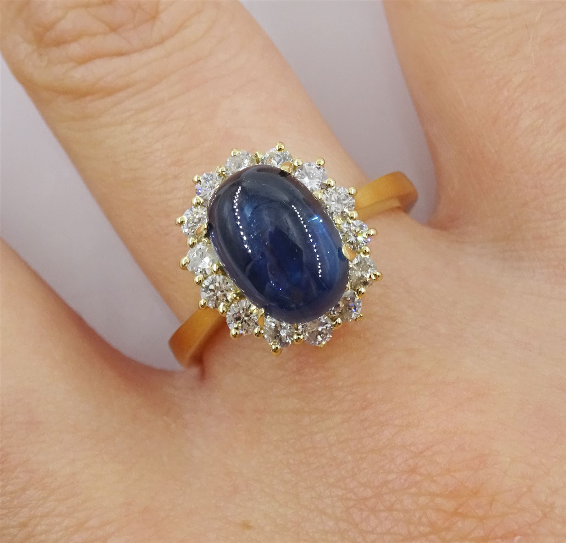 18ct gold cabochon sapphire and diamond cluster ring - Image 2 of 4