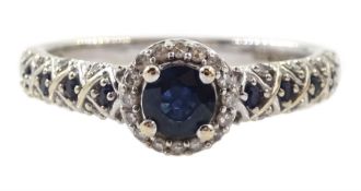 18ct white gold round sapphire and diamond cluster ring