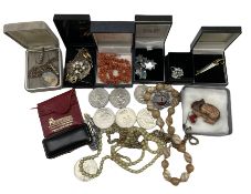 Quantity of assorted costume jewellery