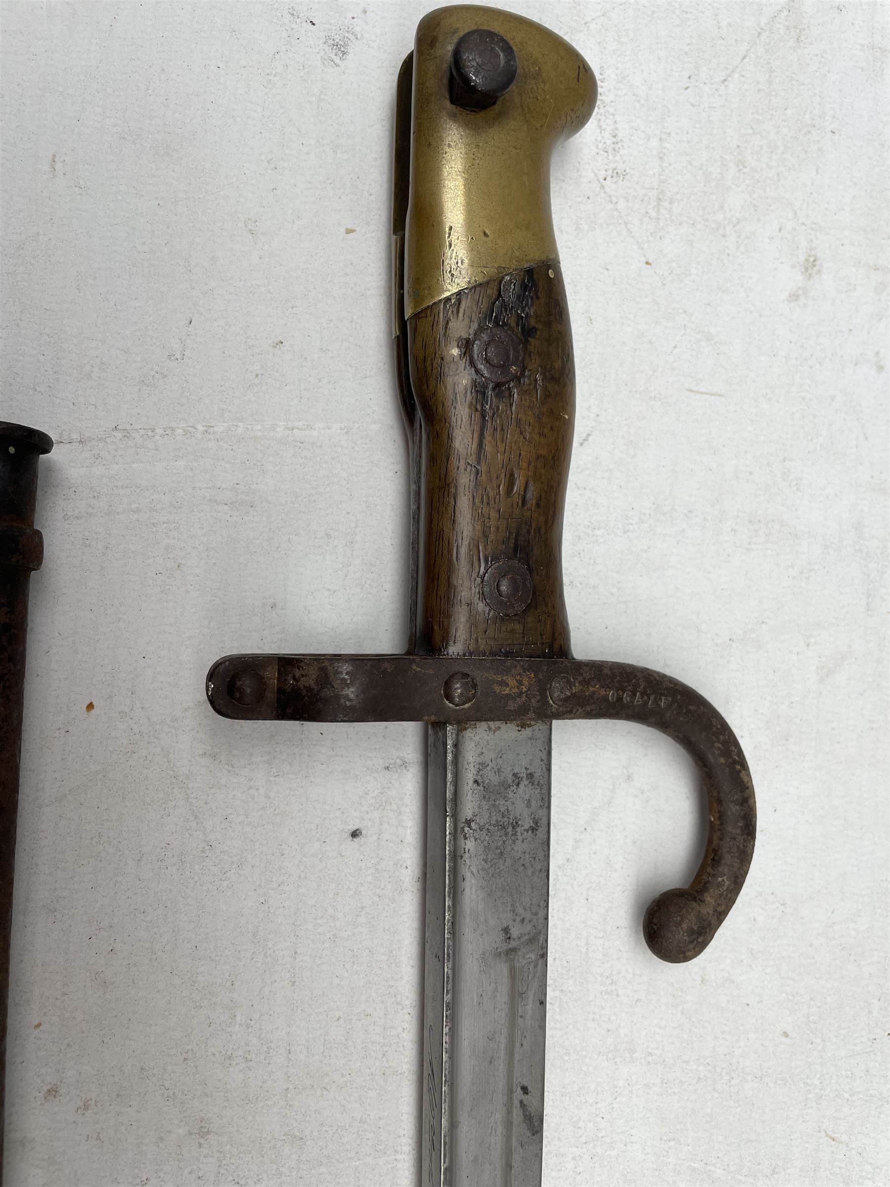 French epee/gras bayonet inscribed 'St Etienne Avril 1877' with scabbard - Image 2 of 3