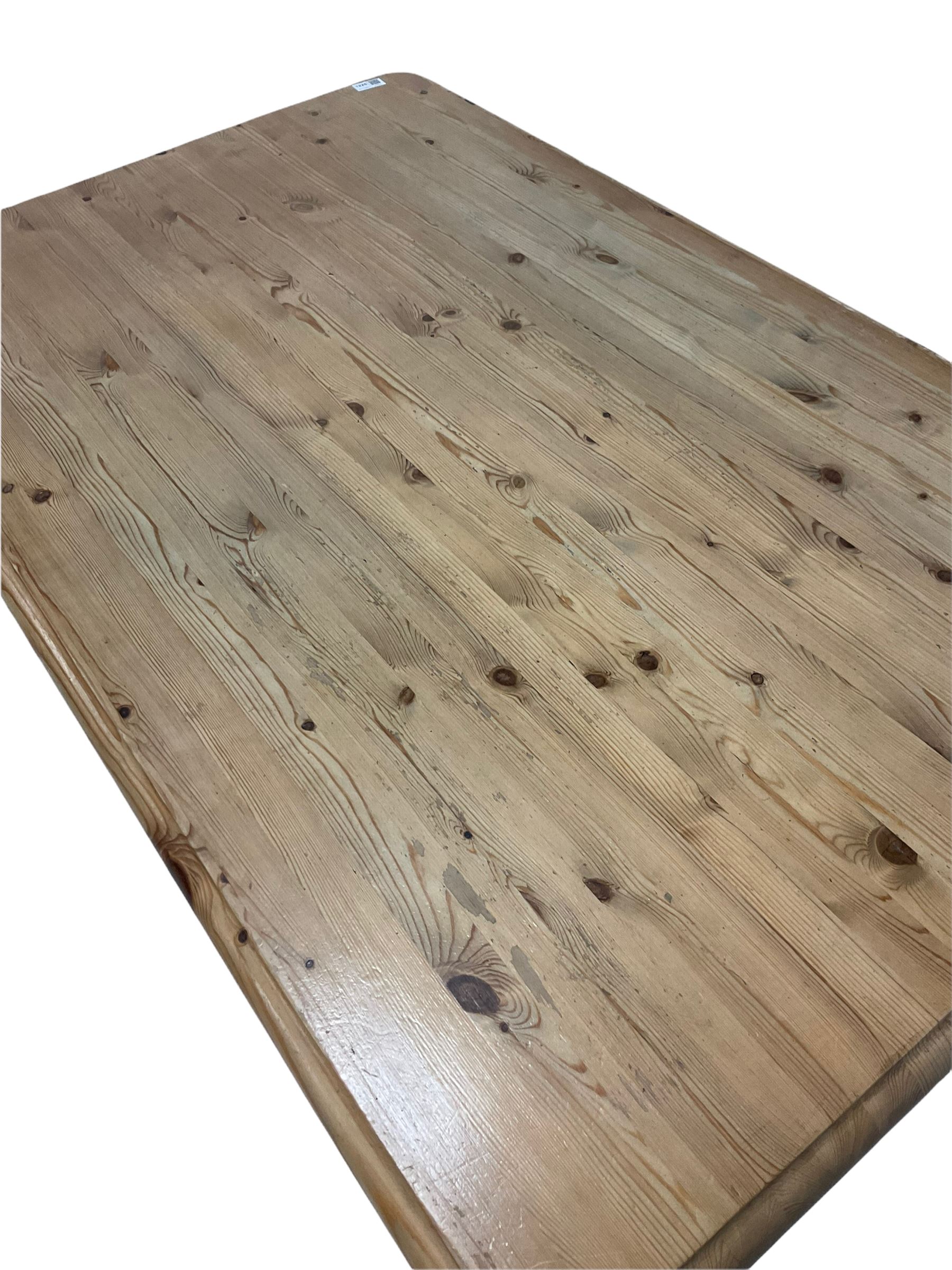 Traditional farmhouse waxed pine dining table - Image 3 of 4