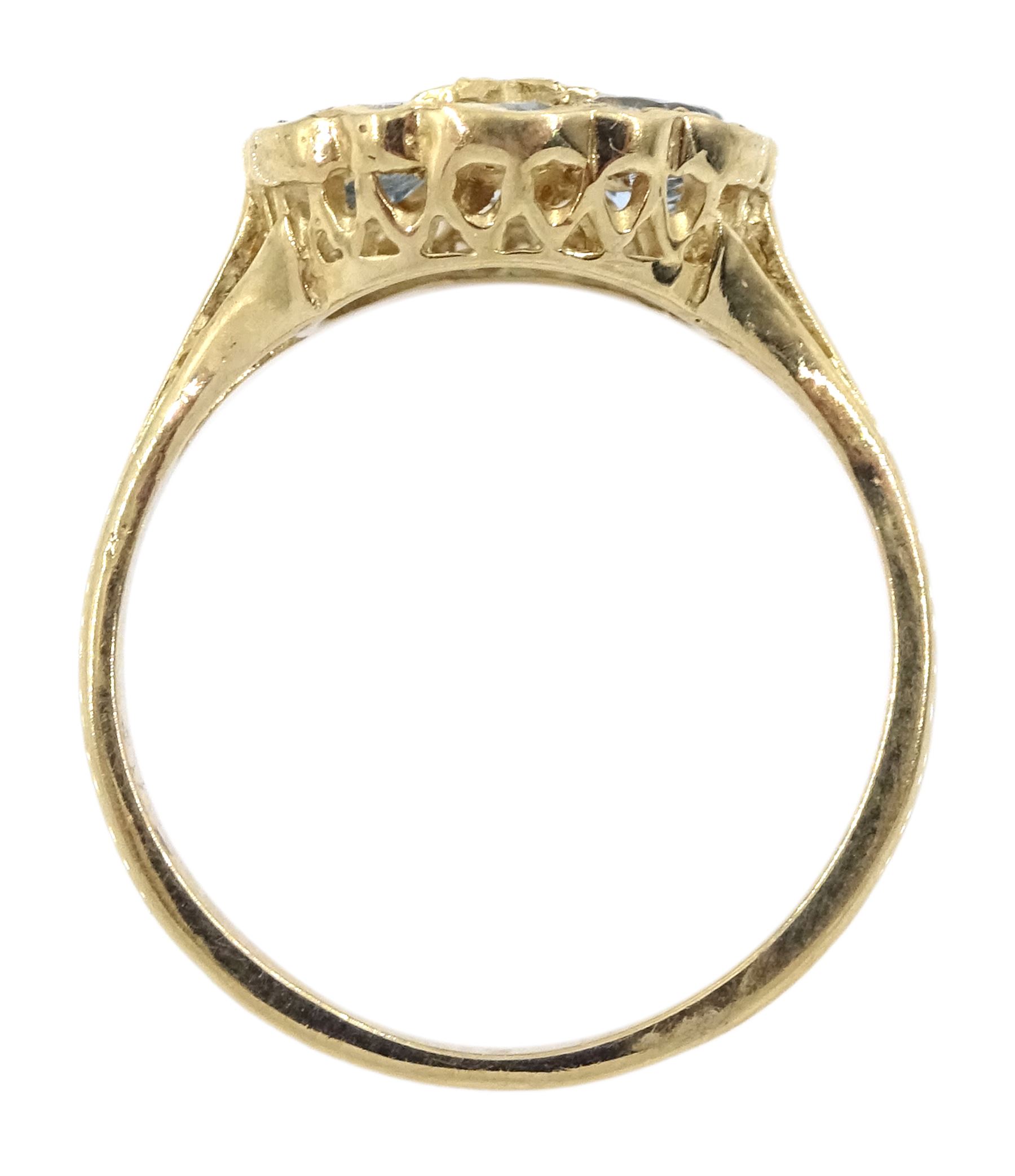 9ct gold aquamarine and diamond cluster ring - Image 4 of 4