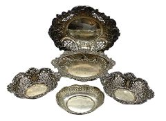 Pair of small silver oval sweetmeat dishes W10cm Birmingham 1908