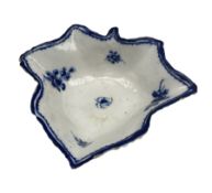 18th century blue and white porcelain pickle dish in the form of a leaf W12.5cm