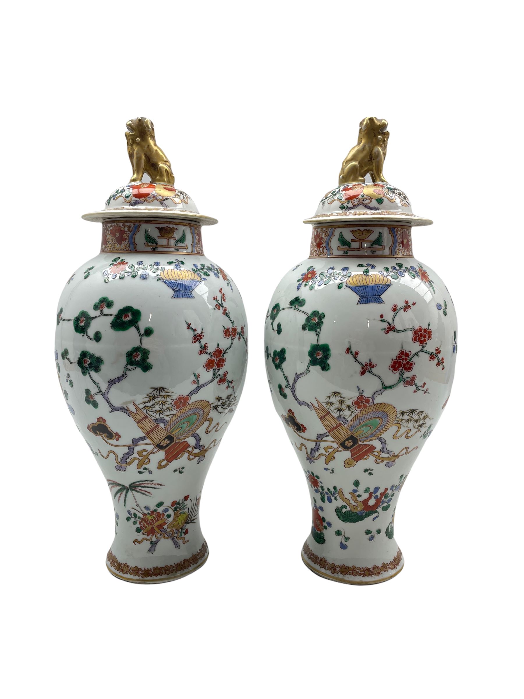 Pair of 19th century Samson of Paris armorial vases and covers decorated in the Chinese manner with - Image 2 of 3