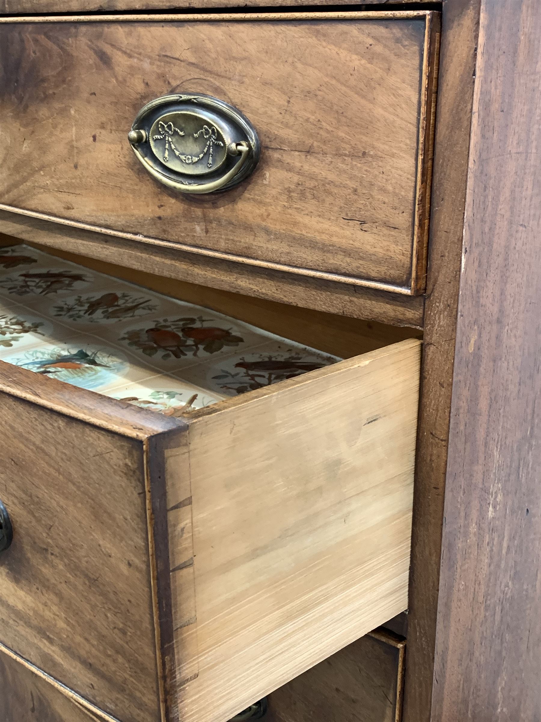 Mid 19th century mahogany bow front chest of drawers with four graduated drawers - Image 4 of 4