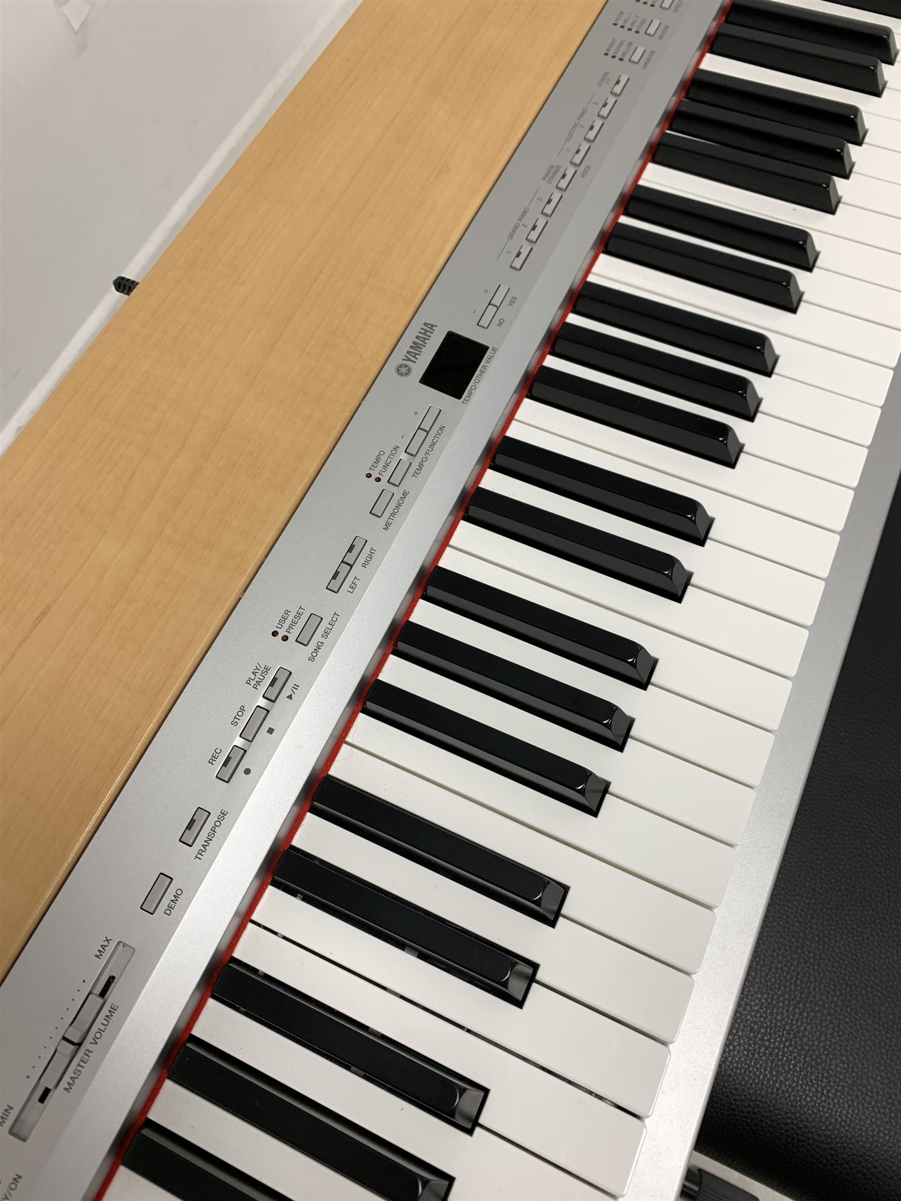 Yamaha P1-40 electric piano - Image 3 of 3