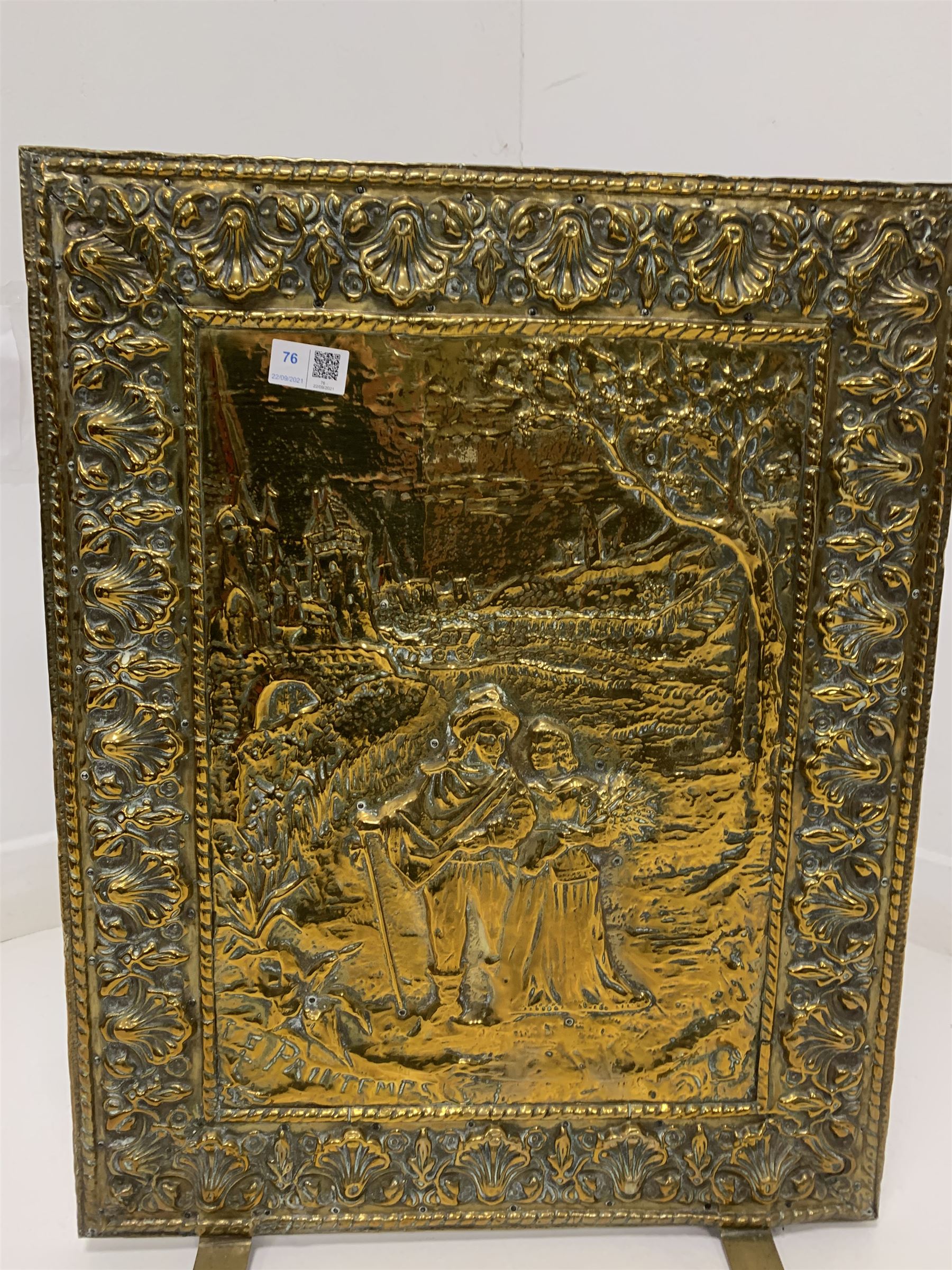 Embossed brass fire screen - Image 2 of 3