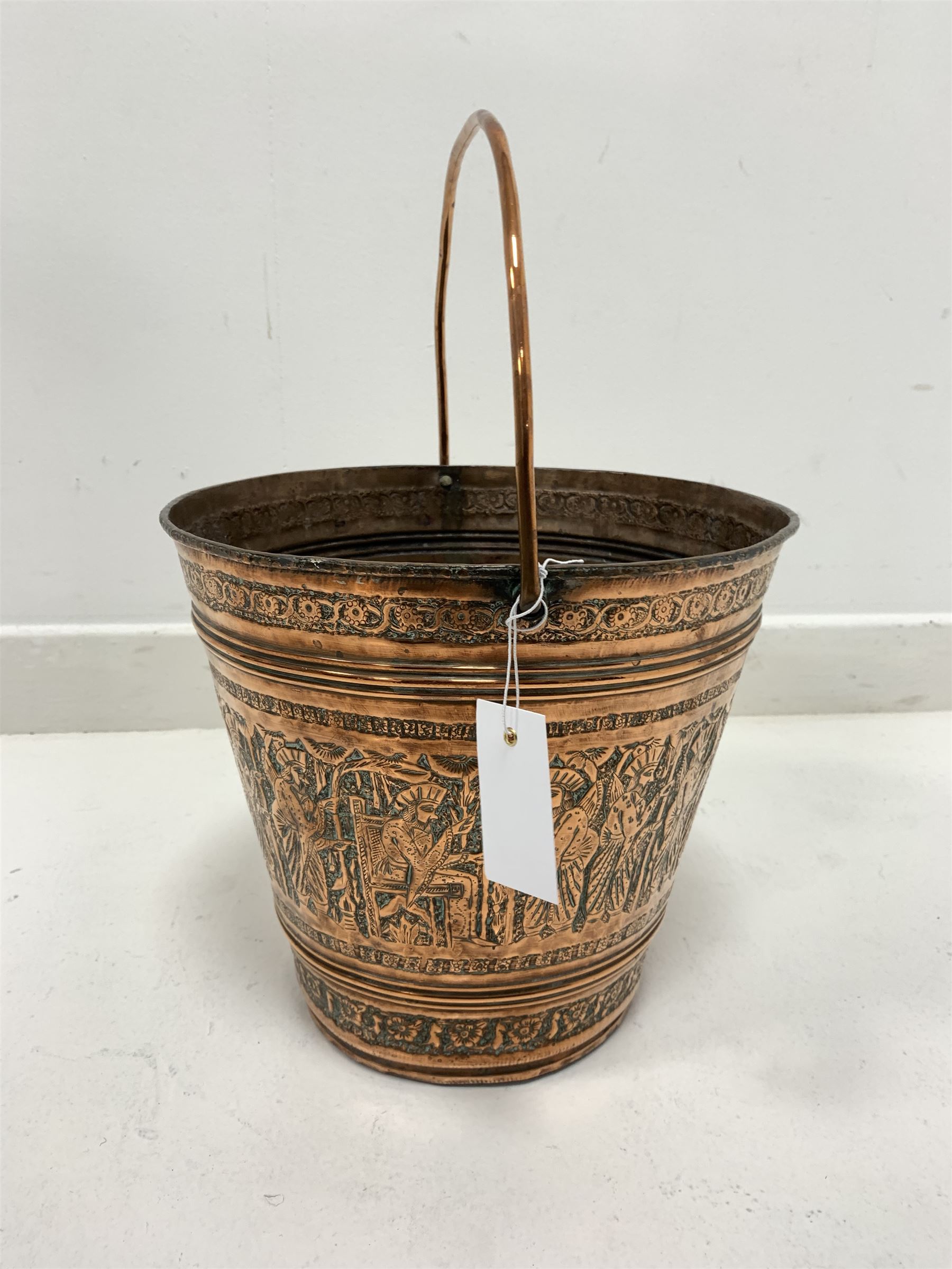 Eastern copper bucket with swing handle and embossed decoration - Image 2 of 2