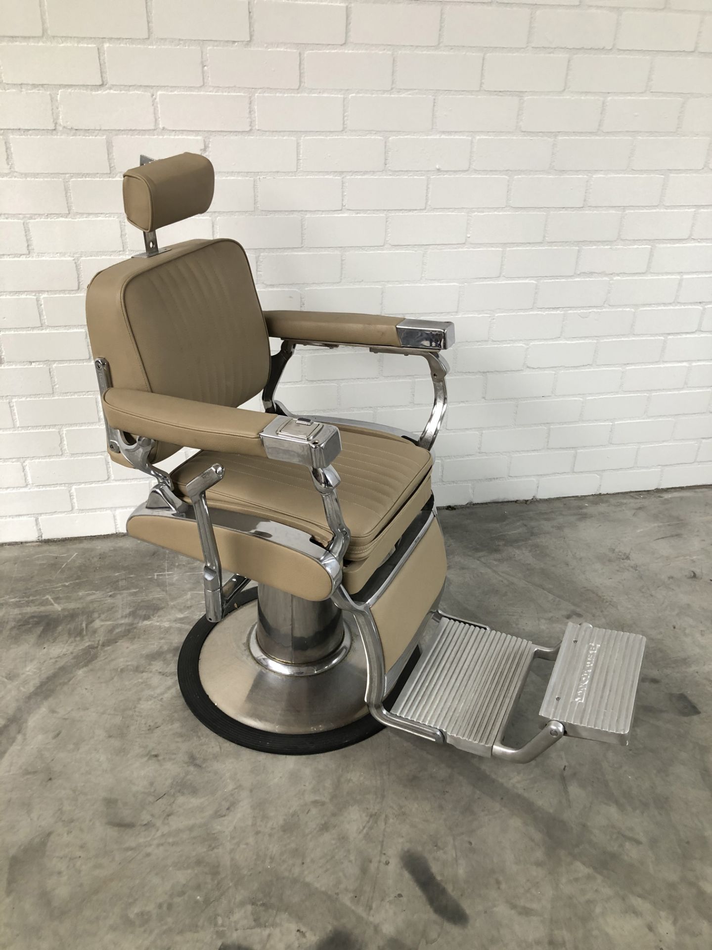 Completely Restored Original Barber Chair - Image 4 of 13
