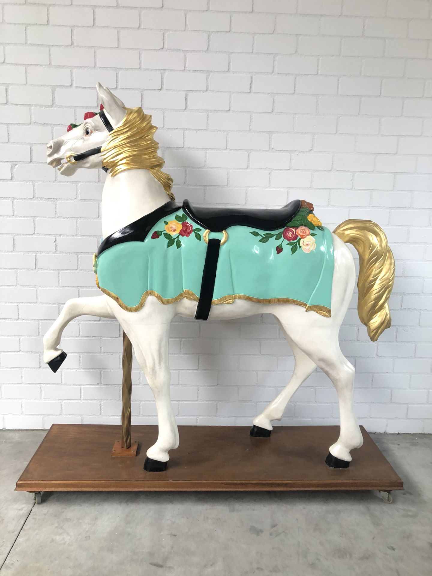 Large carousel horse with gold leaf finish ca. 1990 - Image 2 of 15