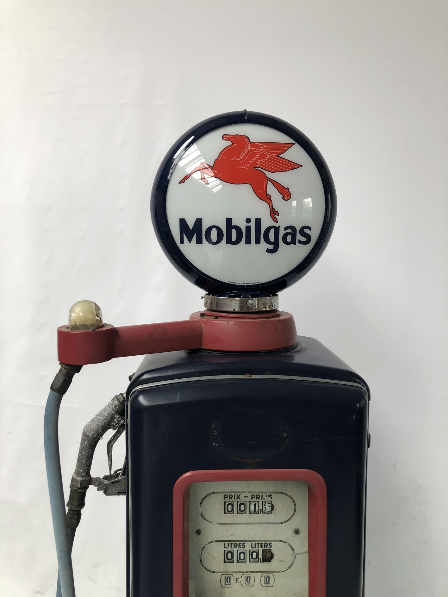 Vintage European Gas Pump with Mobilgas Theme - Image 3 of 5