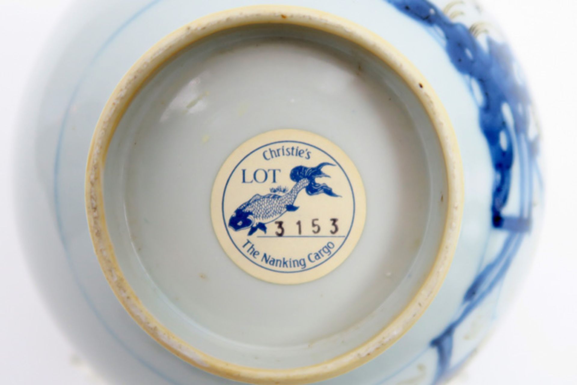 18th Cent. Chinese bowl from the shipwreck "The Nanking" in porcelain with blue-white decor with ink - Image 5 of 5