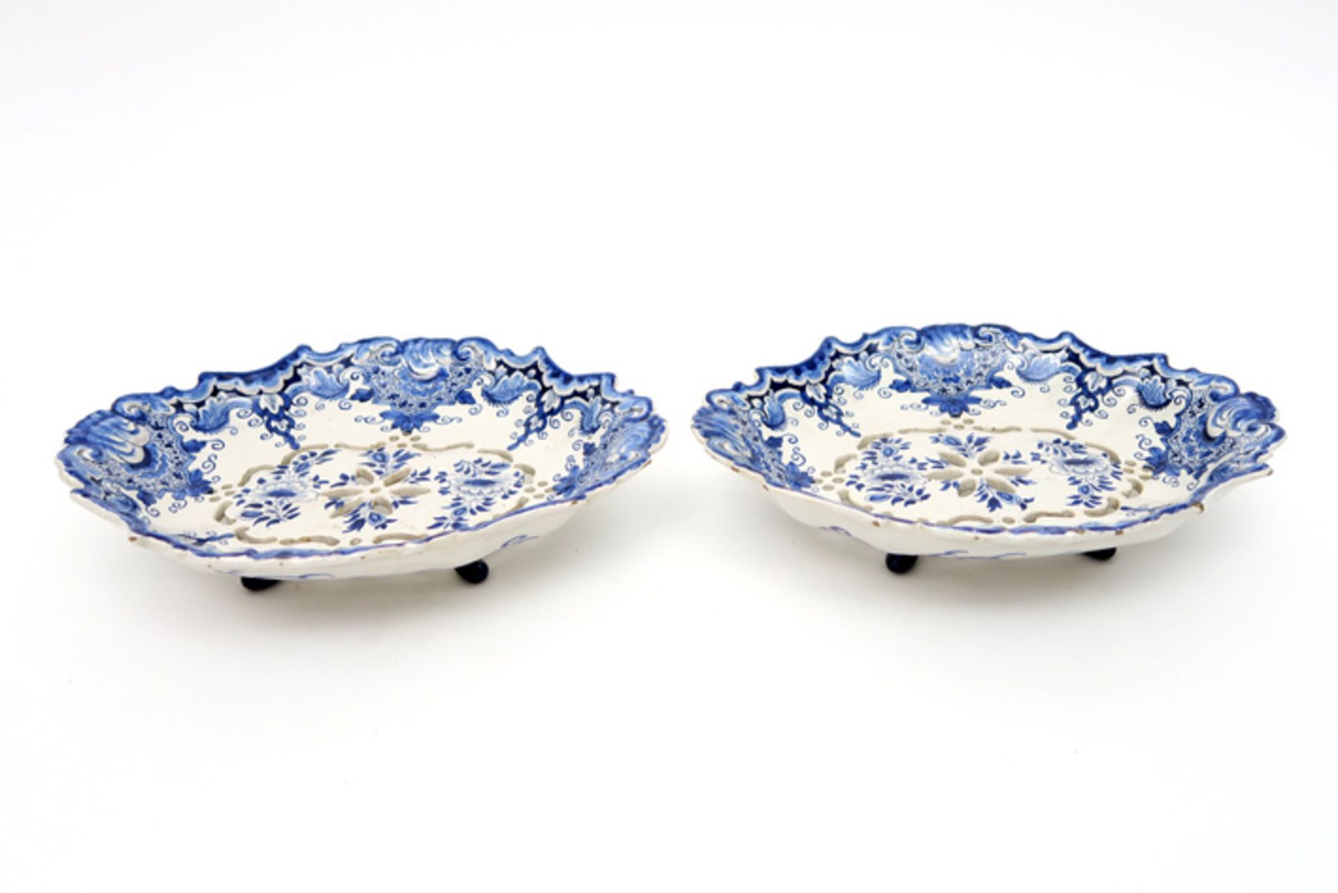 pair of 18th Cent. fruit colanders in ceramic from Delft with a blue-white decor Paar achttiende - Bild 3 aus 4