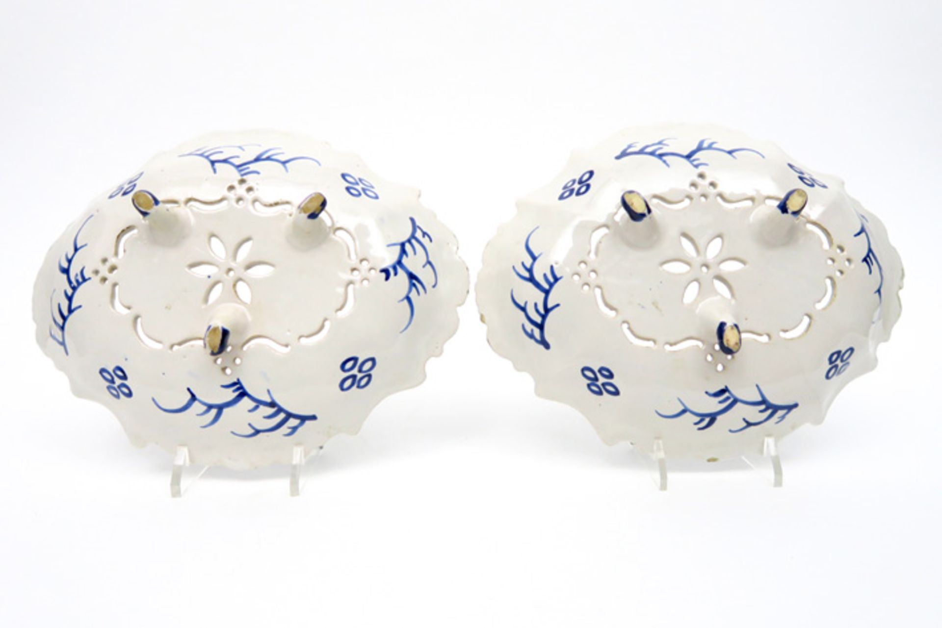 pair of 18th Cent. fruit colanders in ceramic from Delft with a blue-white decor Paar achttiende - Bild 2 aus 4