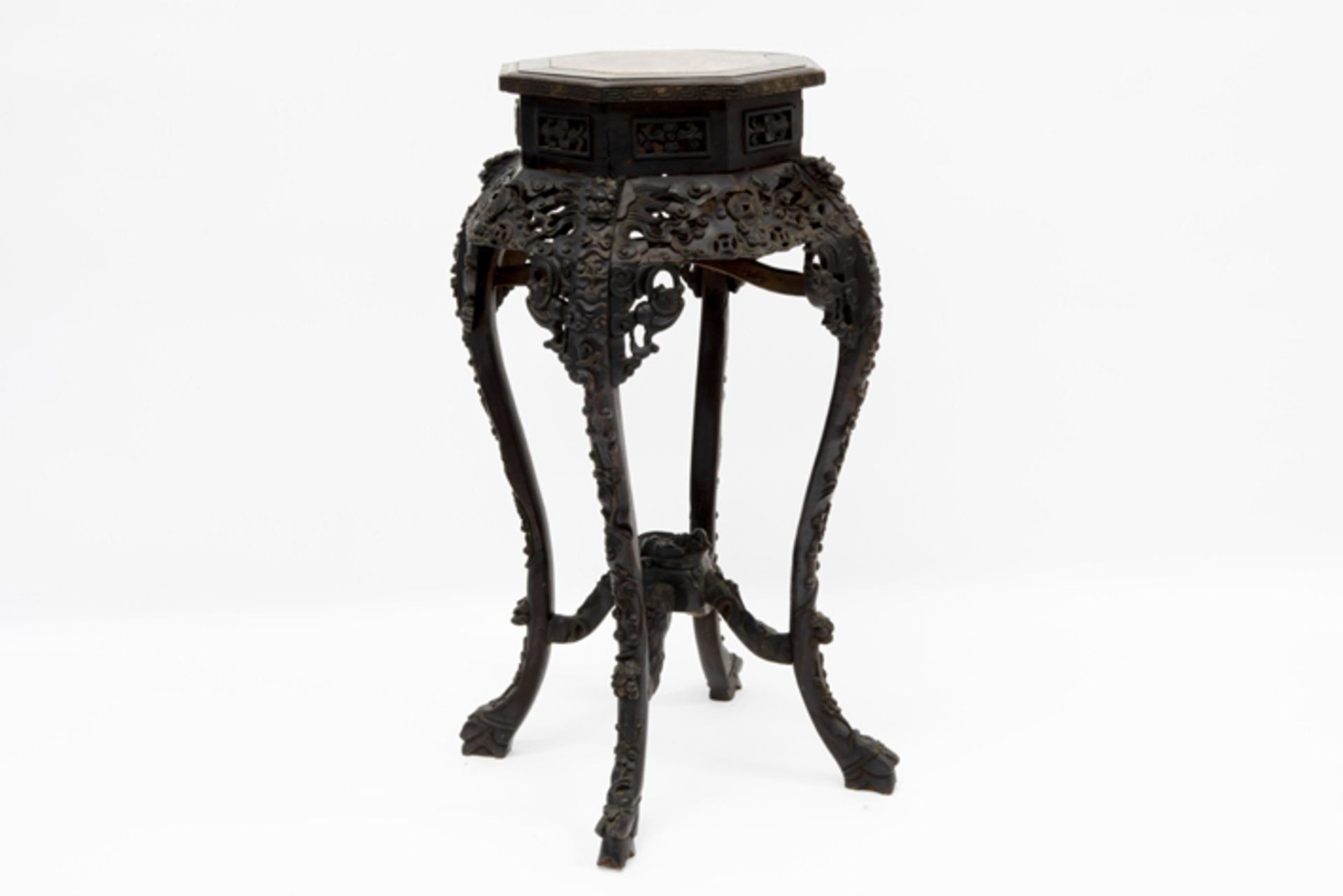 antique Chinese pedestal in carved wood with marble top Antieke Chinese piedestalle/bijzettafel in