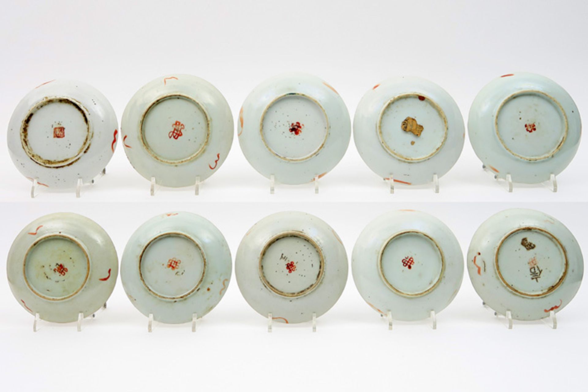 ten small Chinese plates in porcelain with a polychrome decor Lot van tien Chinese bordjes in - Image 2 of 2
