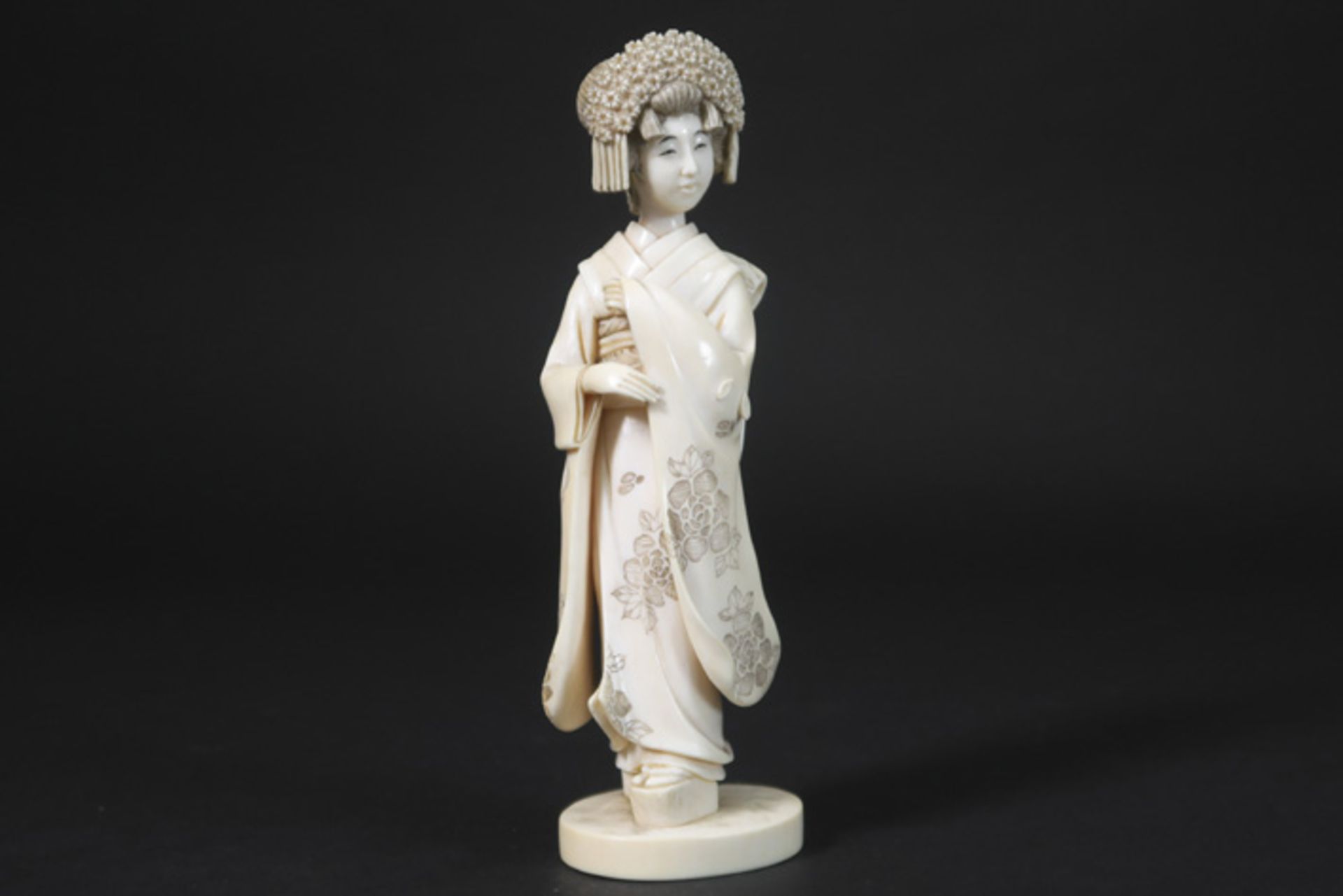 antique marked Japanese "Geisha" sculpture in ivory Antieke gemerkte Japanse sculptuur in ivoor : "