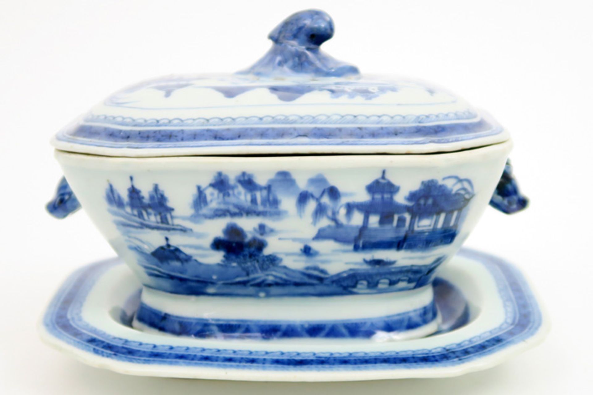 small 18th Cent. Chinese tureen with its lid and dish in porcelain with a blue-white landscape decor - Bild 2 aus 3