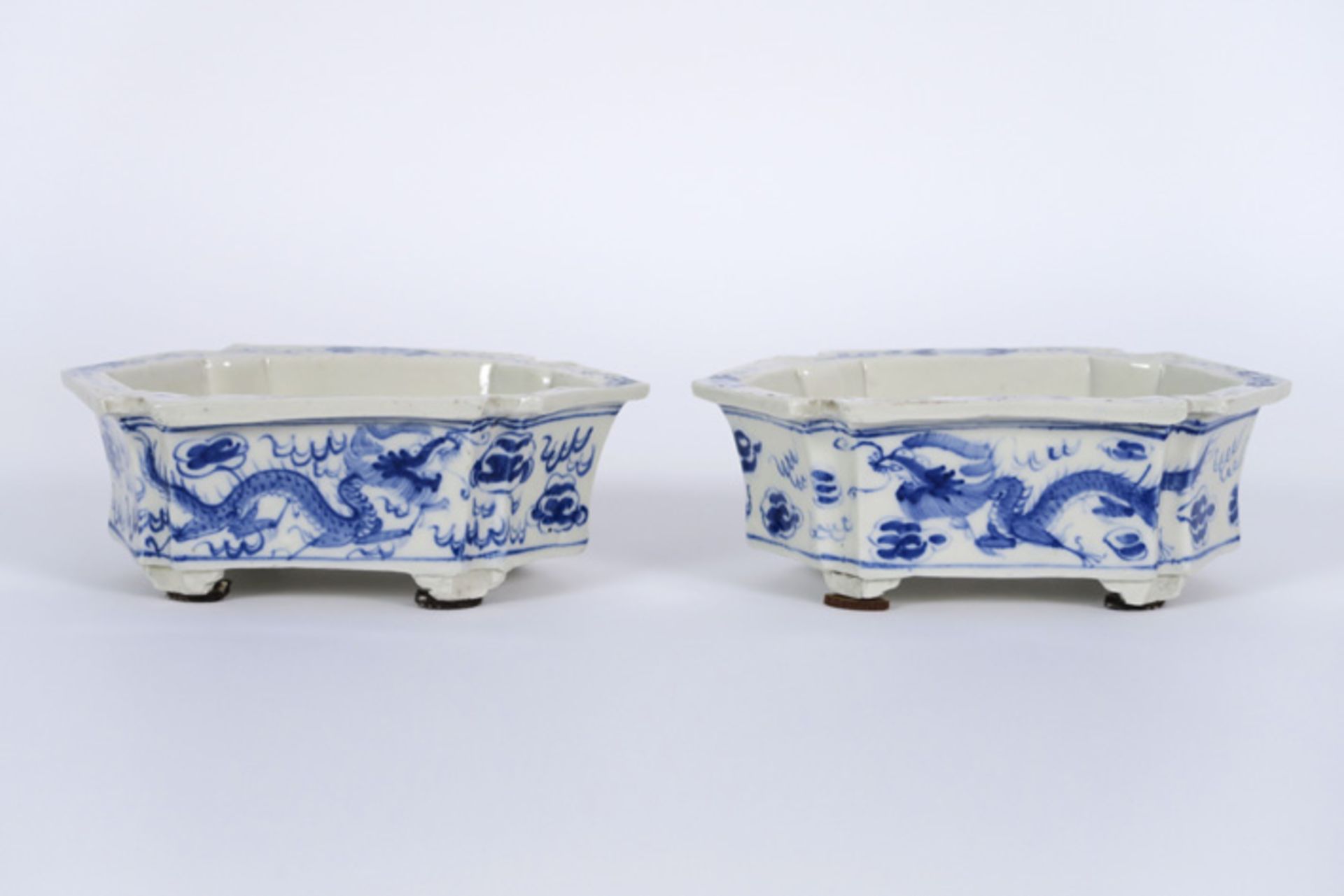 pair of hexagonal Chinese jardiniers in porcelain with blue-white decor Paar hexagonale Chinese - Image 2 of 5