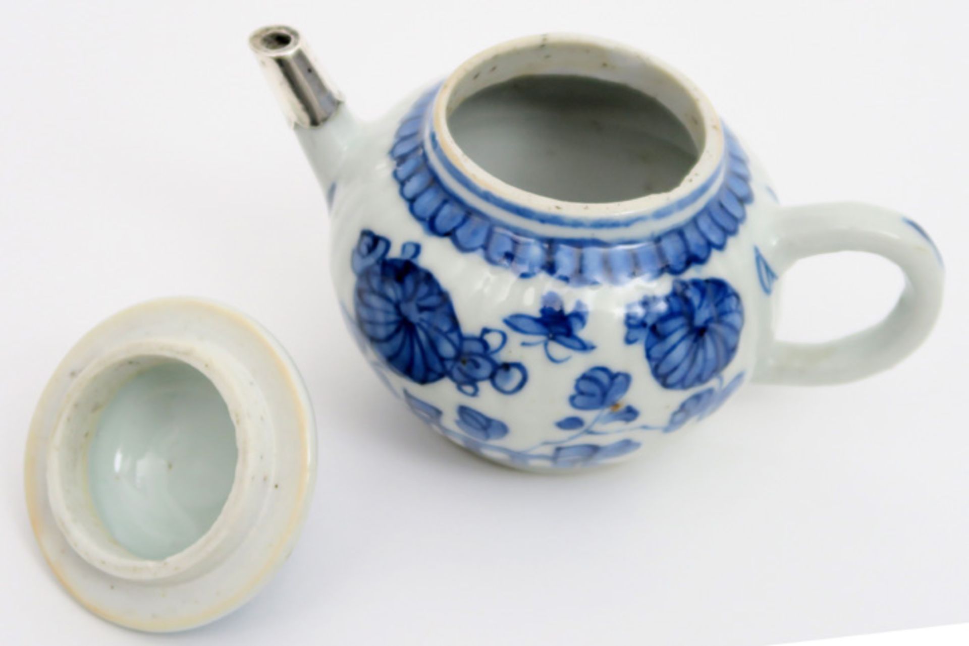 18th Cent. Kang Xi tea pot in porcelain with blue-white flower and butterfly decor and with silver - Image 3 of 4