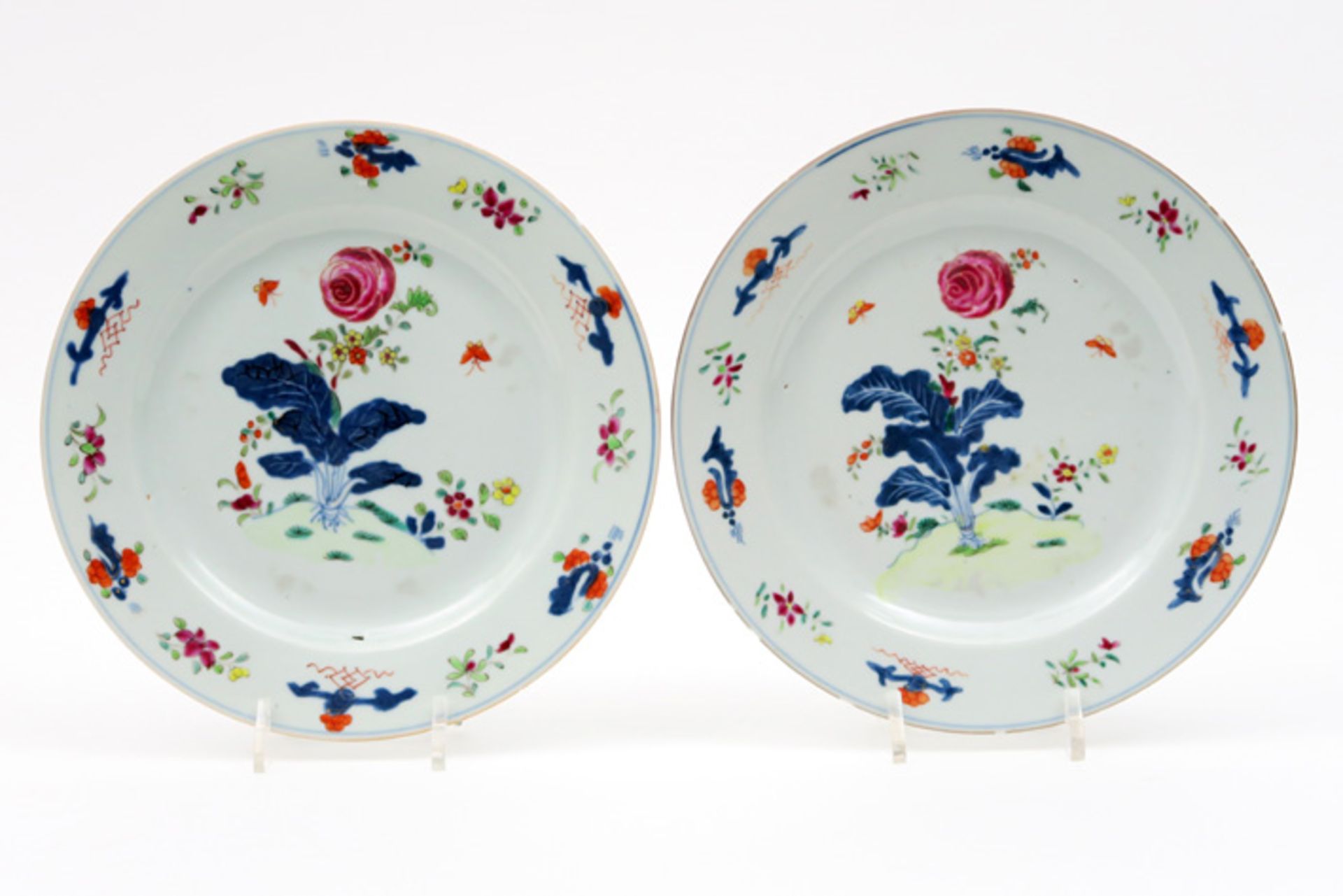 pair of 18th Cent. Chinese plates in porcelain with Famille Rose decor with flowers Paar Chinese
