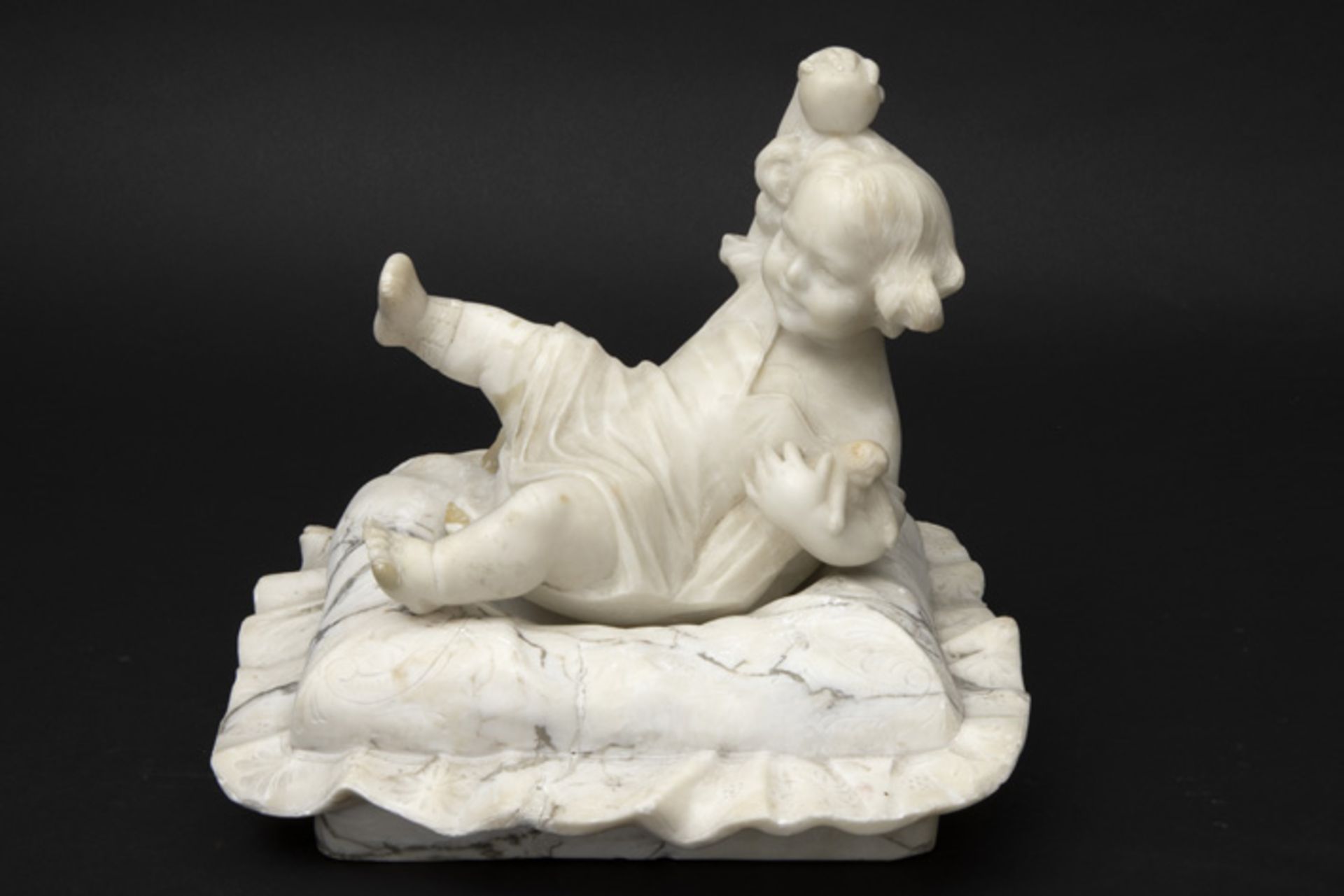 'antique' probably Italian "Girl sitting on a pillow" sculpture in alabaster 'Antieke' allicht - Image 2 of 2