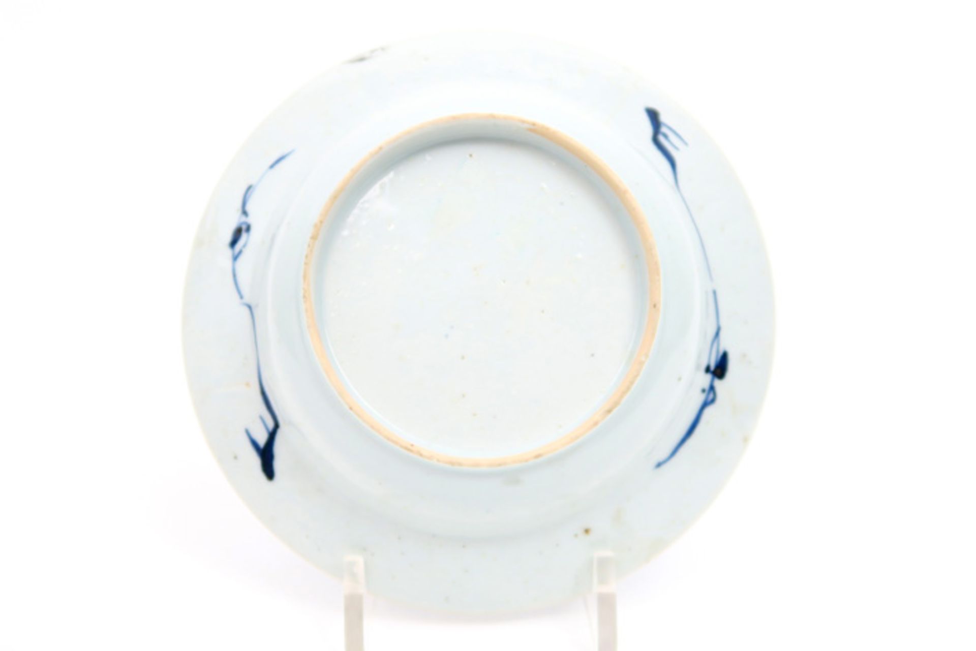 two 17th/18th Cent. Chinese Kang Hsi dishes in porcelain with blue-white decor Twee zeventiende/ - Bild 3 aus 3