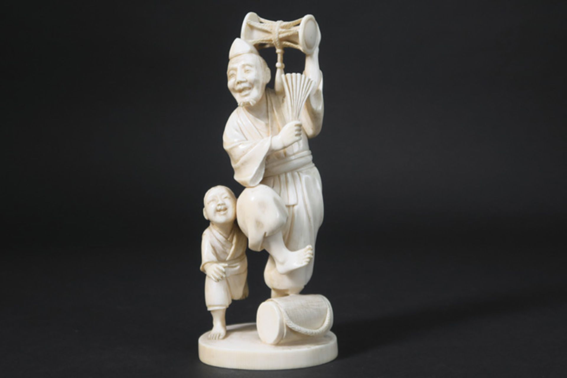 antique Chinese "man with child" sculpture in ivory Antieke Chinese sculptuur in ivoor : "Man met